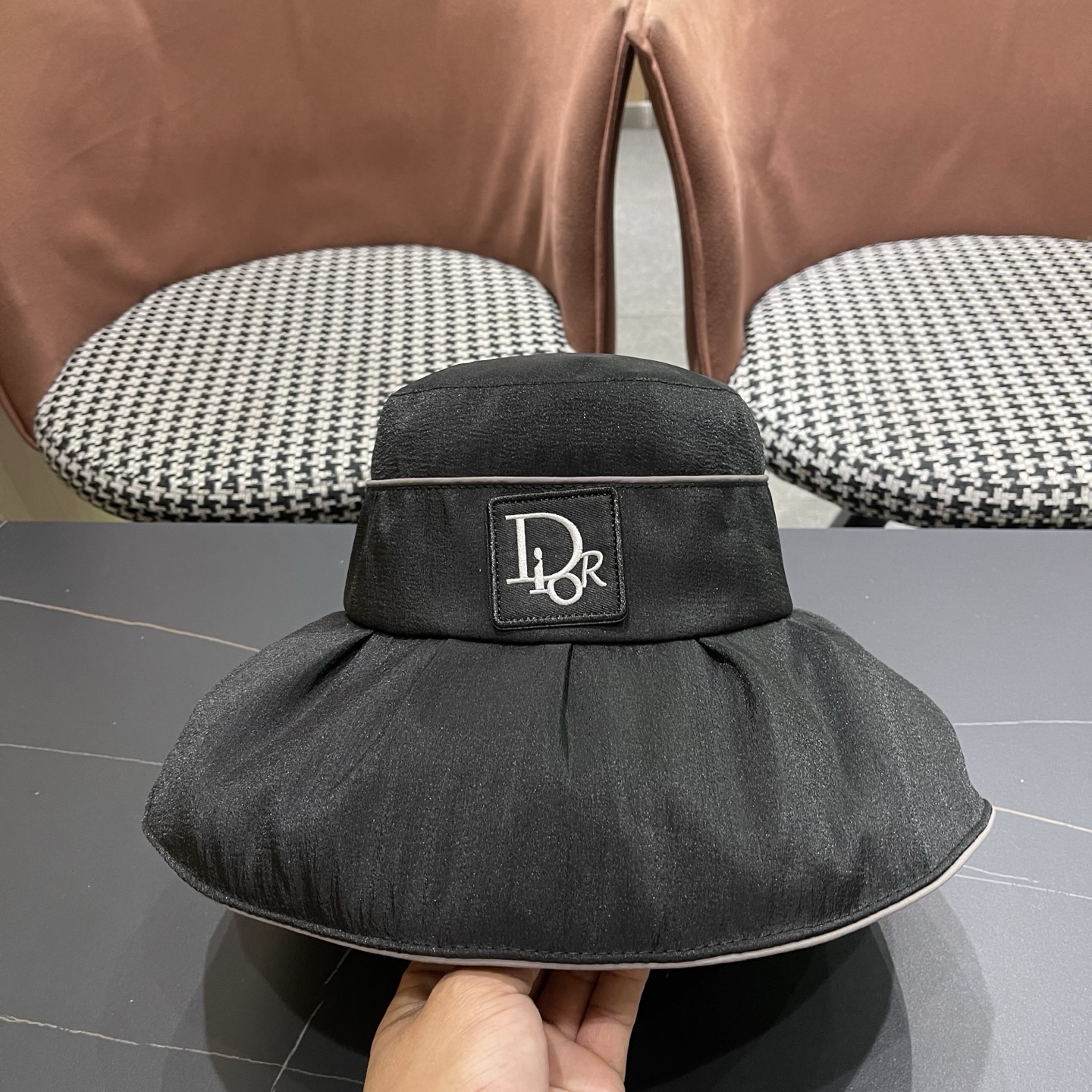 迪奥Dior 大檐彩胶防晒帽女春夏新款渔夫帽遮阳显脸小太阳帽子可折叠遮阳帽