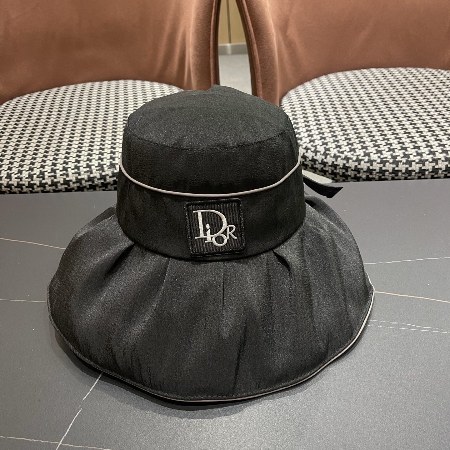 迪奥Dior 大檐彩胶防晒帽女春夏新款渔夫帽遮阳显脸小太阳帽子可折叠遮阳帽