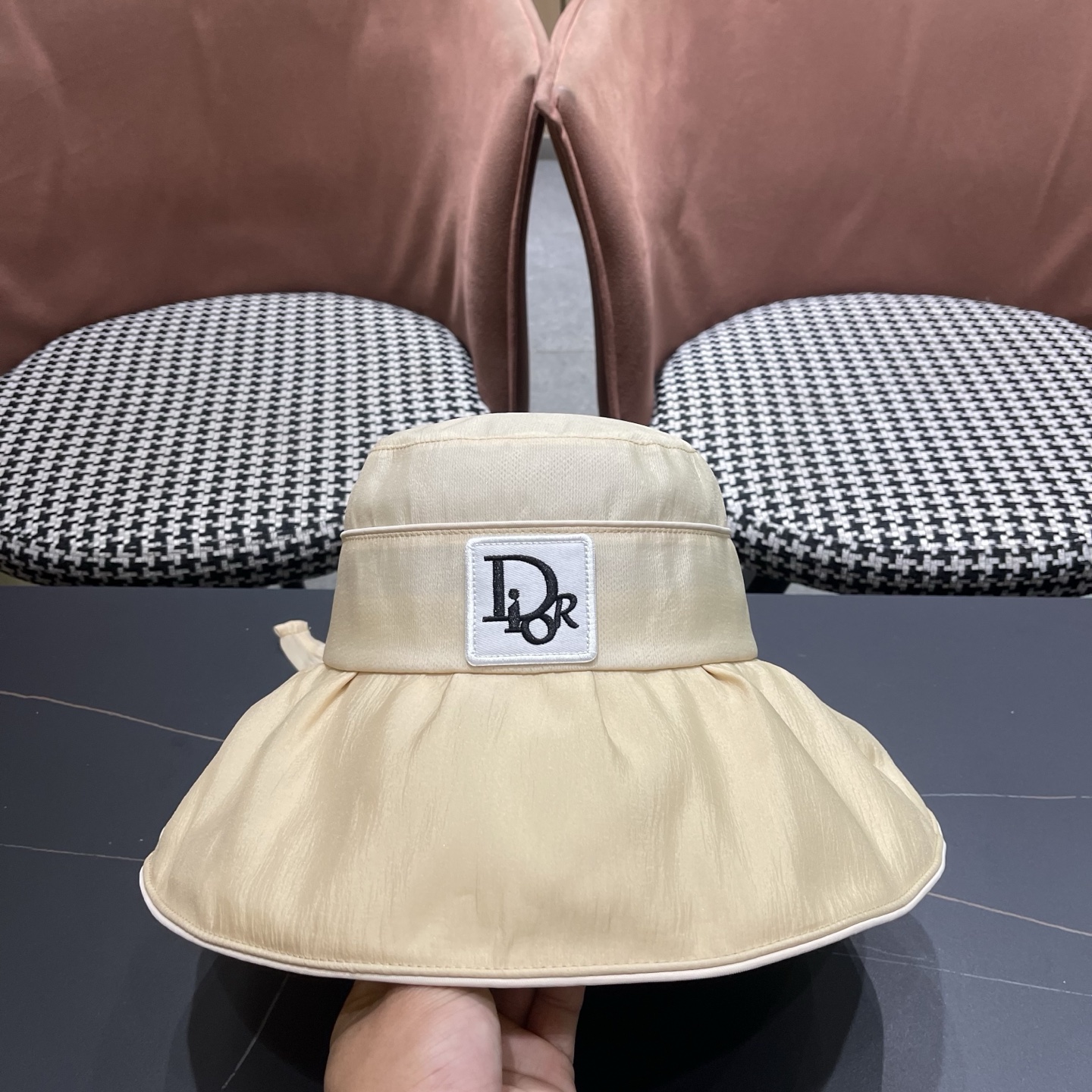 迪奥Dior 大檐彩胶防晒帽女春夏新款渔夫帽遮阳显脸小太阳帽子可折叠遮阳帽