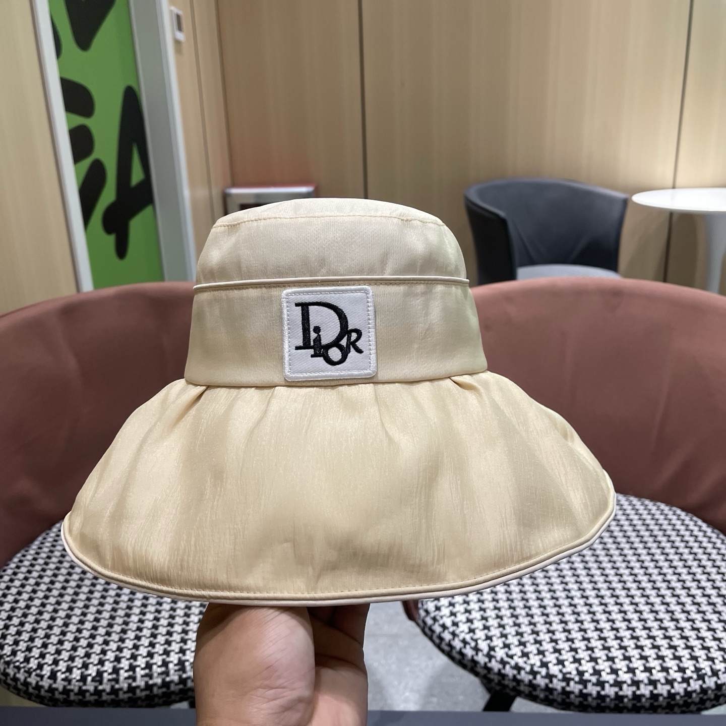 迪奥Dior 大檐彩胶防晒帽女春夏新款渔夫帽遮阳显脸小太阳帽子可折叠遮阳帽