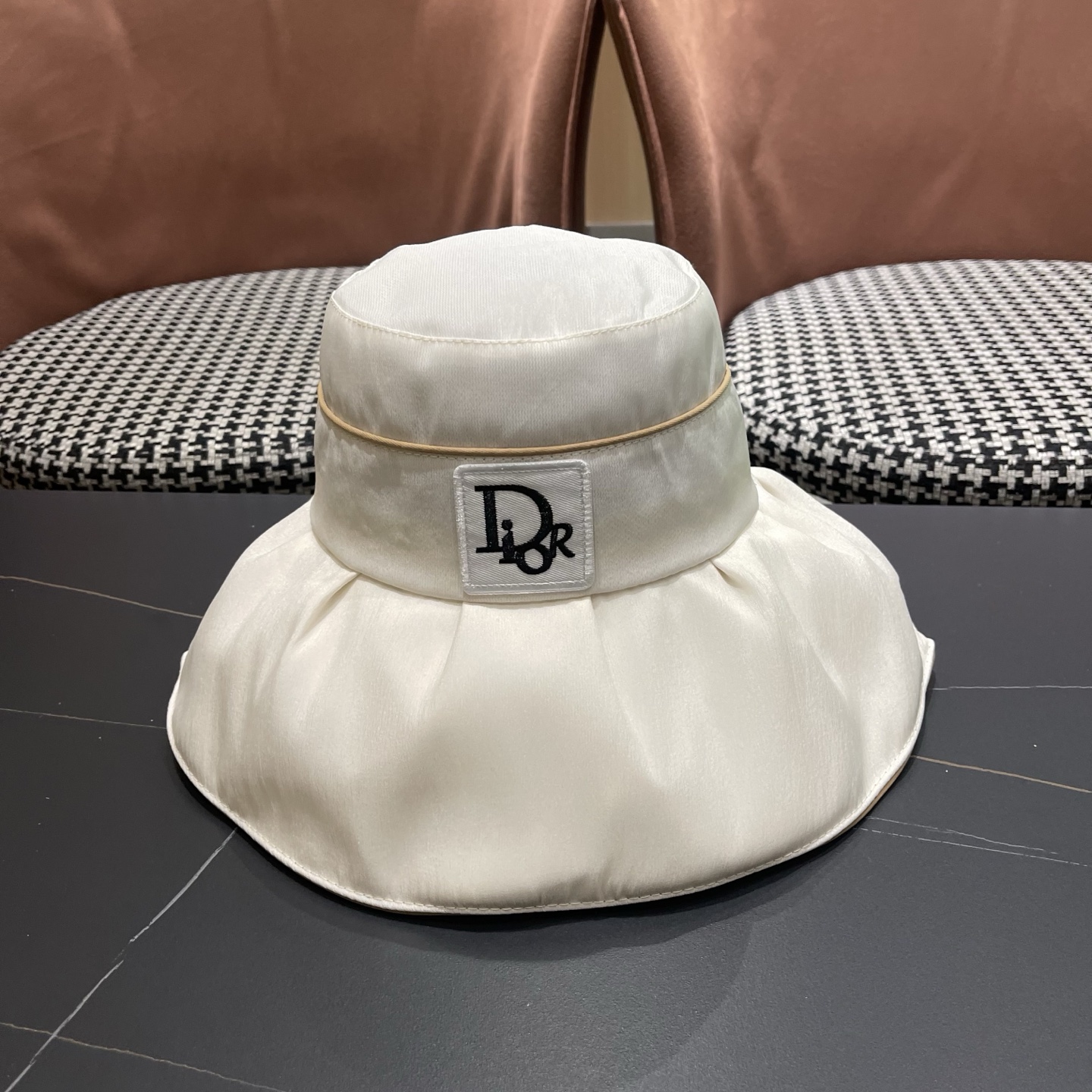 迪奥Dior 大檐彩胶防晒帽女春夏新款渔夫帽遮阳显脸小太阳帽子可折叠遮阳帽