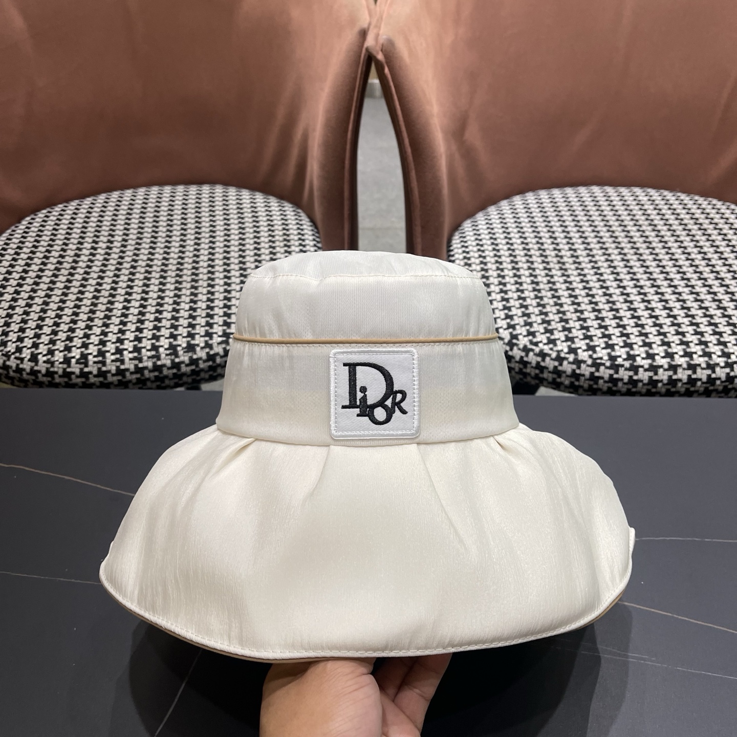 迪奥Dior 大檐彩胶防晒帽女春夏新款渔夫帽遮阳显脸小太阳帽子可折叠遮阳帽
