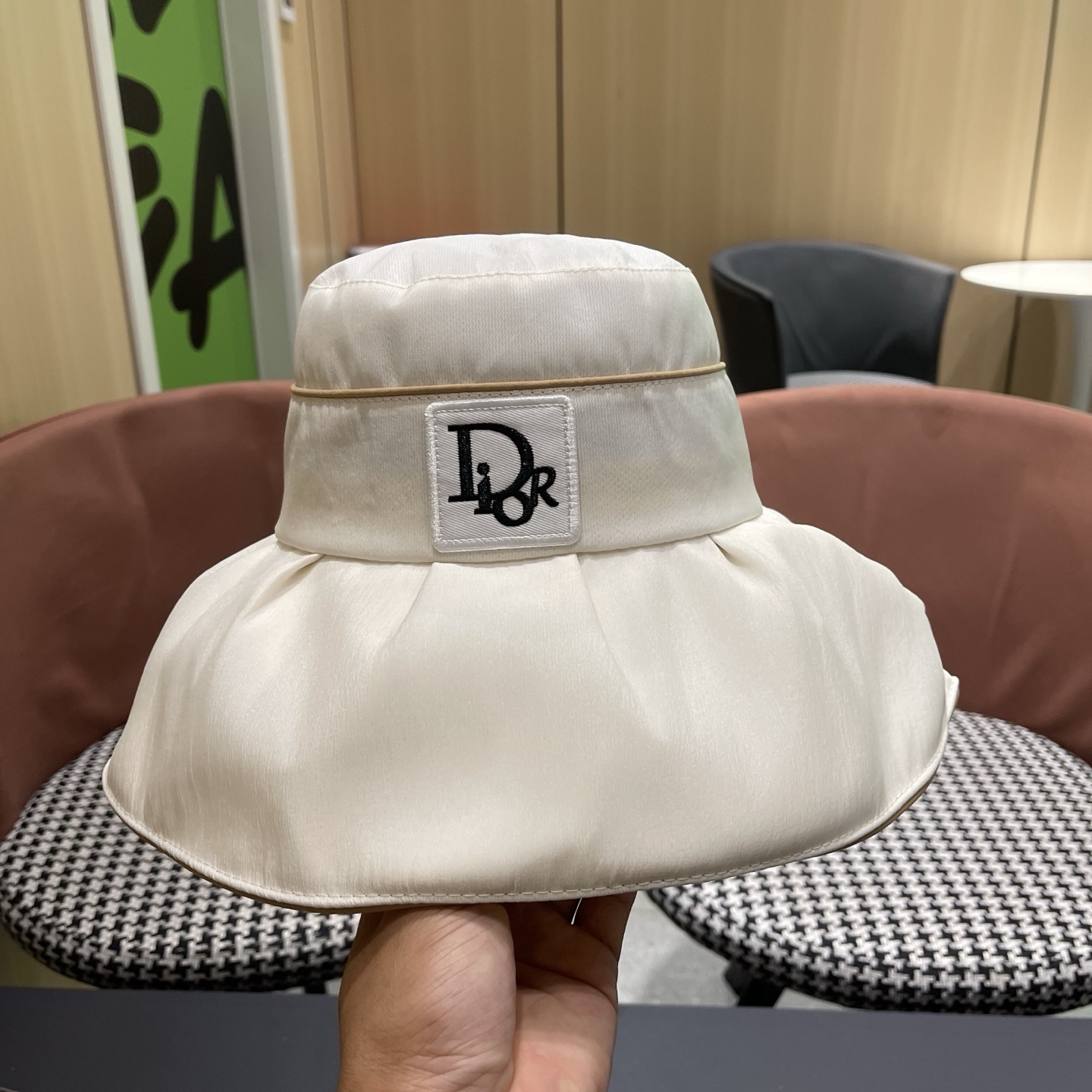 迪奥Dior 大檐彩胶防晒帽女春夏新款渔夫帽遮阳显脸小太阳帽子可折叠遮阳帽