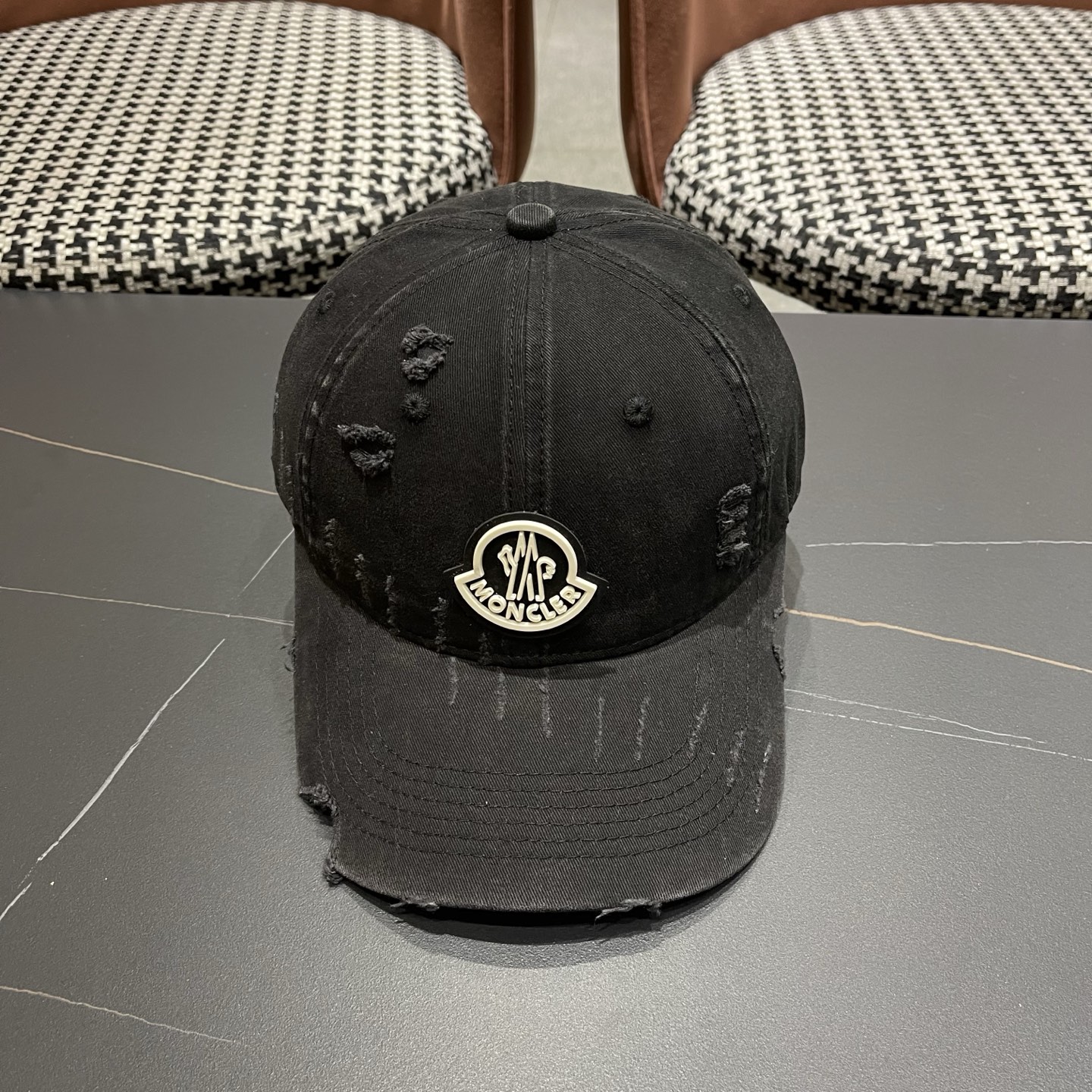 NO:866837,Moncler classic original baseball cap, classic and popular style, 1:1 mold opening and customization at the counter, original canvas fabric is light and breathable!  The quality is great, the basic head circumference is 56, the patch is adjustable. Hats, straw hats, fisherman hats, baseball caps, hats, Moncler, espadrilles, hats19860909Moncler蒙口经典原单棒球帽,经典流行款,专柜1:1开模订制,原版帆布料轻盈透气！质量超赞,基础头围56,贴片可调节.帽子草帽渔夫帽棒球帽,帽子,Moncler,espadrilles,hats,hat