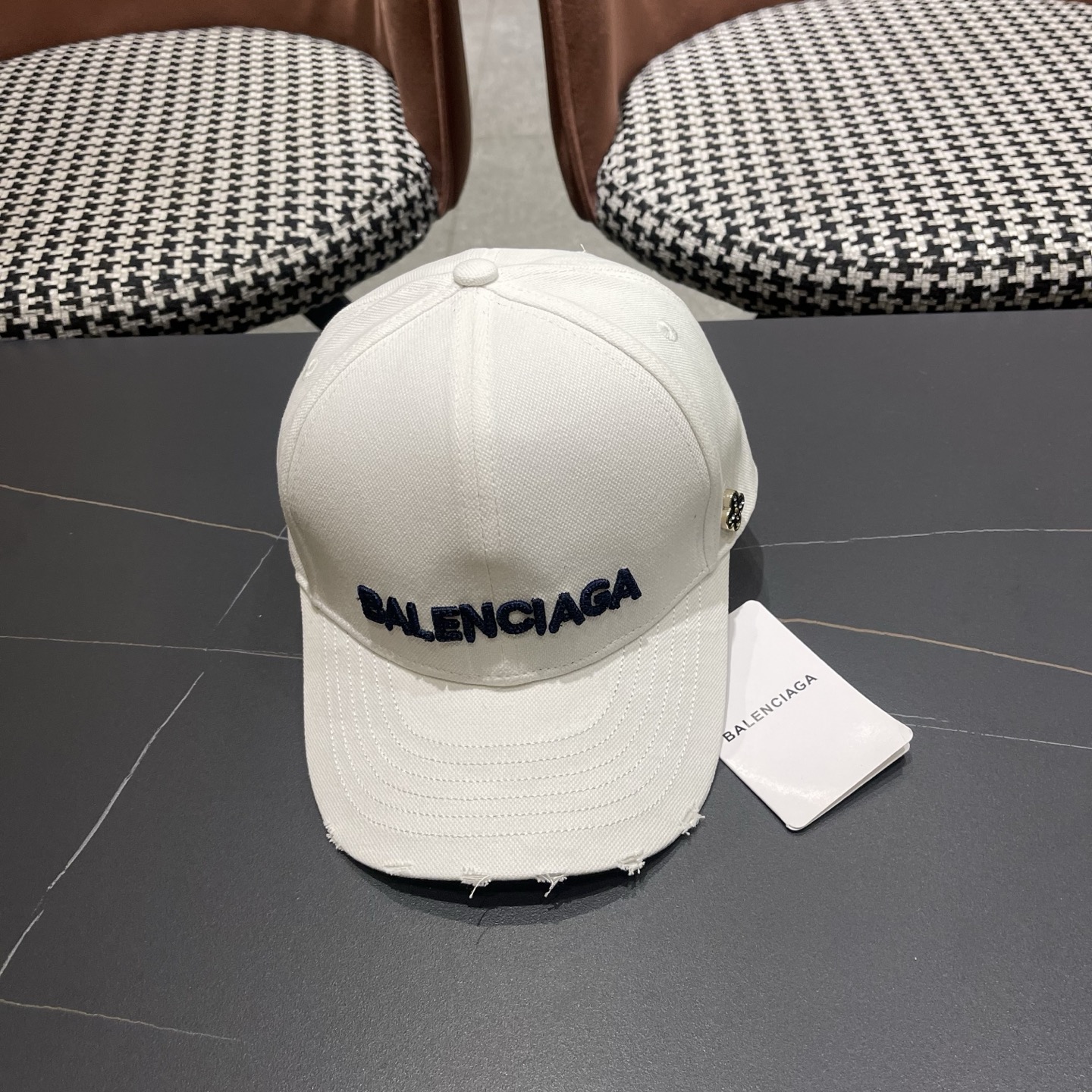 Balenciaga 新款巴黎世家 棒球帽我家对巴黎世家的工艺已经是炉火纯青了 必爆  BALENCIA