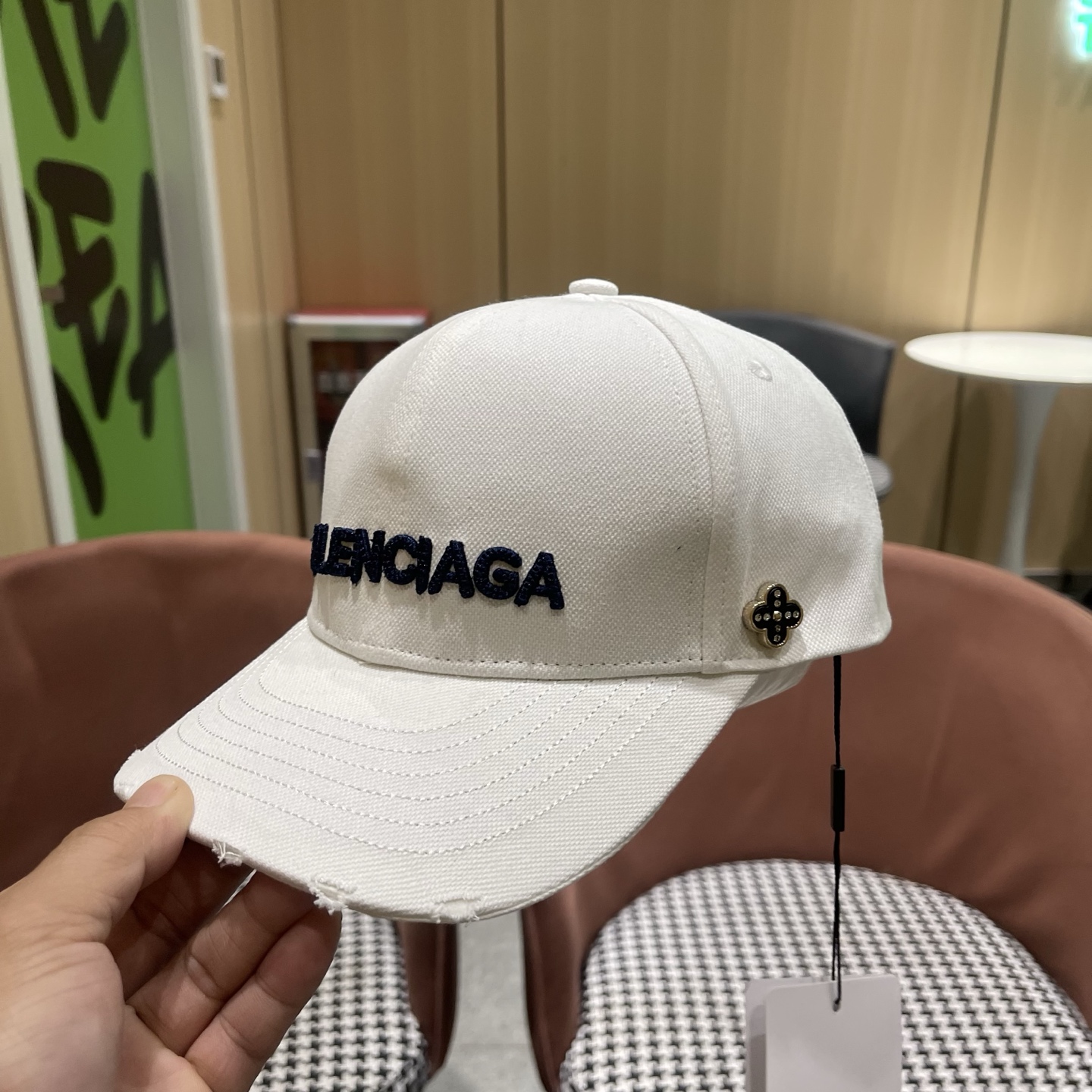 Balenciaga 新款巴黎世家 棒球帽我家对巴黎世家的工艺已经是炉火纯青了 必爆  BALENCIA