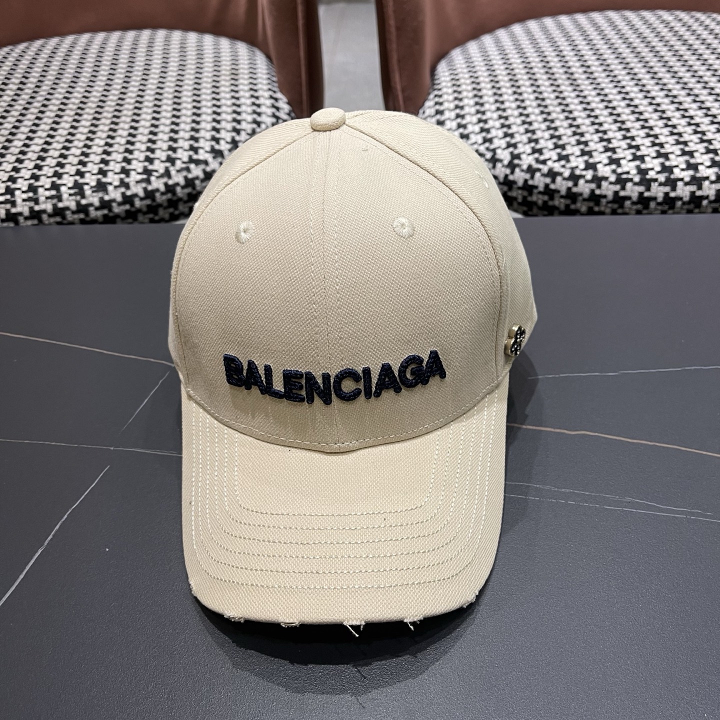 Balenciaga 新款巴黎世家 棒球帽我家对巴黎世家的工艺已经是炉火纯青了 必爆  BALENCIA