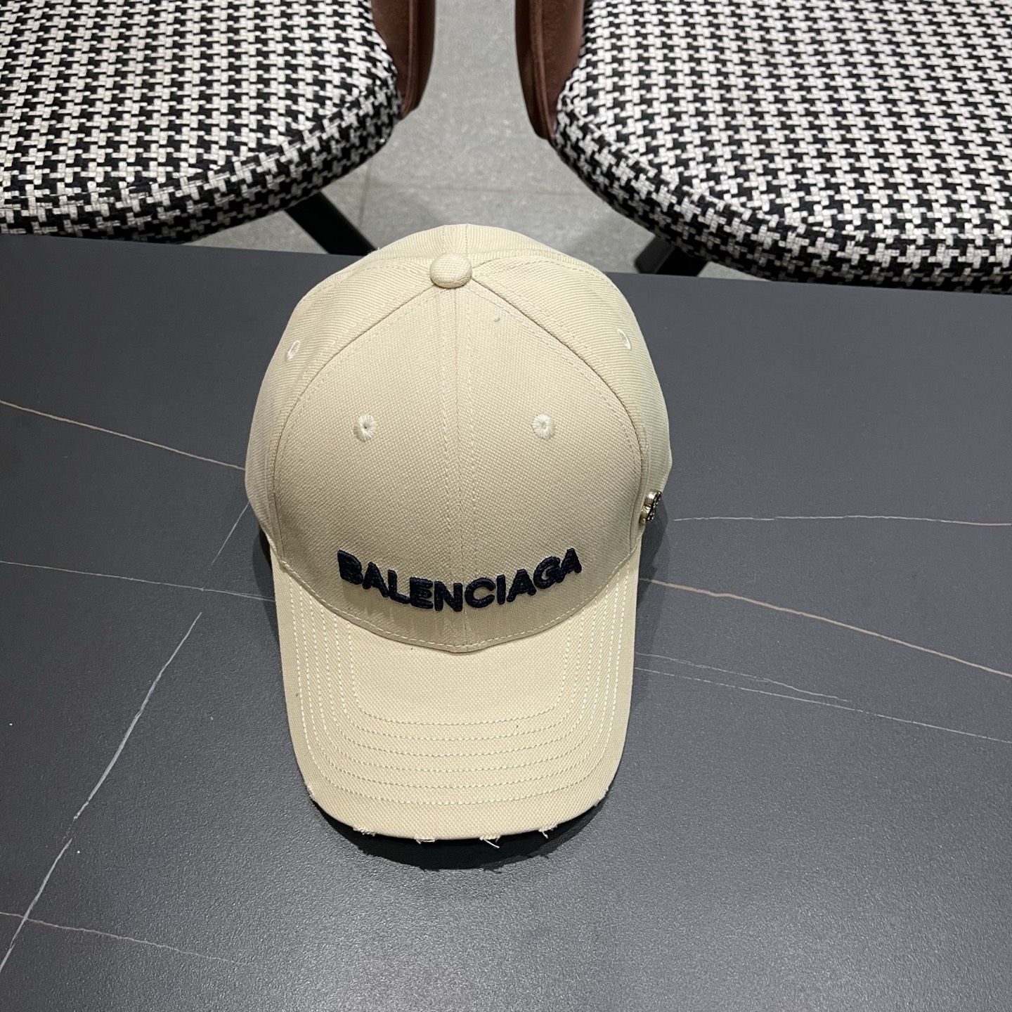 Balenciaga 新款巴黎世家 棒球帽我家对巴黎世家的工艺已经是炉火纯青了 必爆  BALENCIA