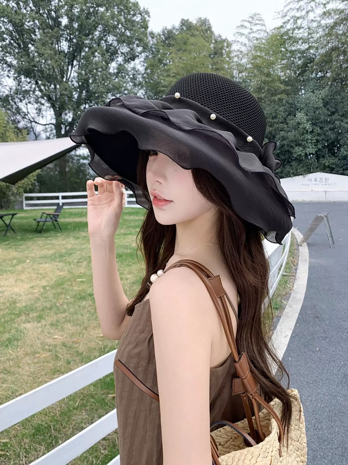 Fendi 芬迪 春夏透气遮阳帽女防晒防紫外线大檐遮脸渔夫帽 户外海边出游防晒帽