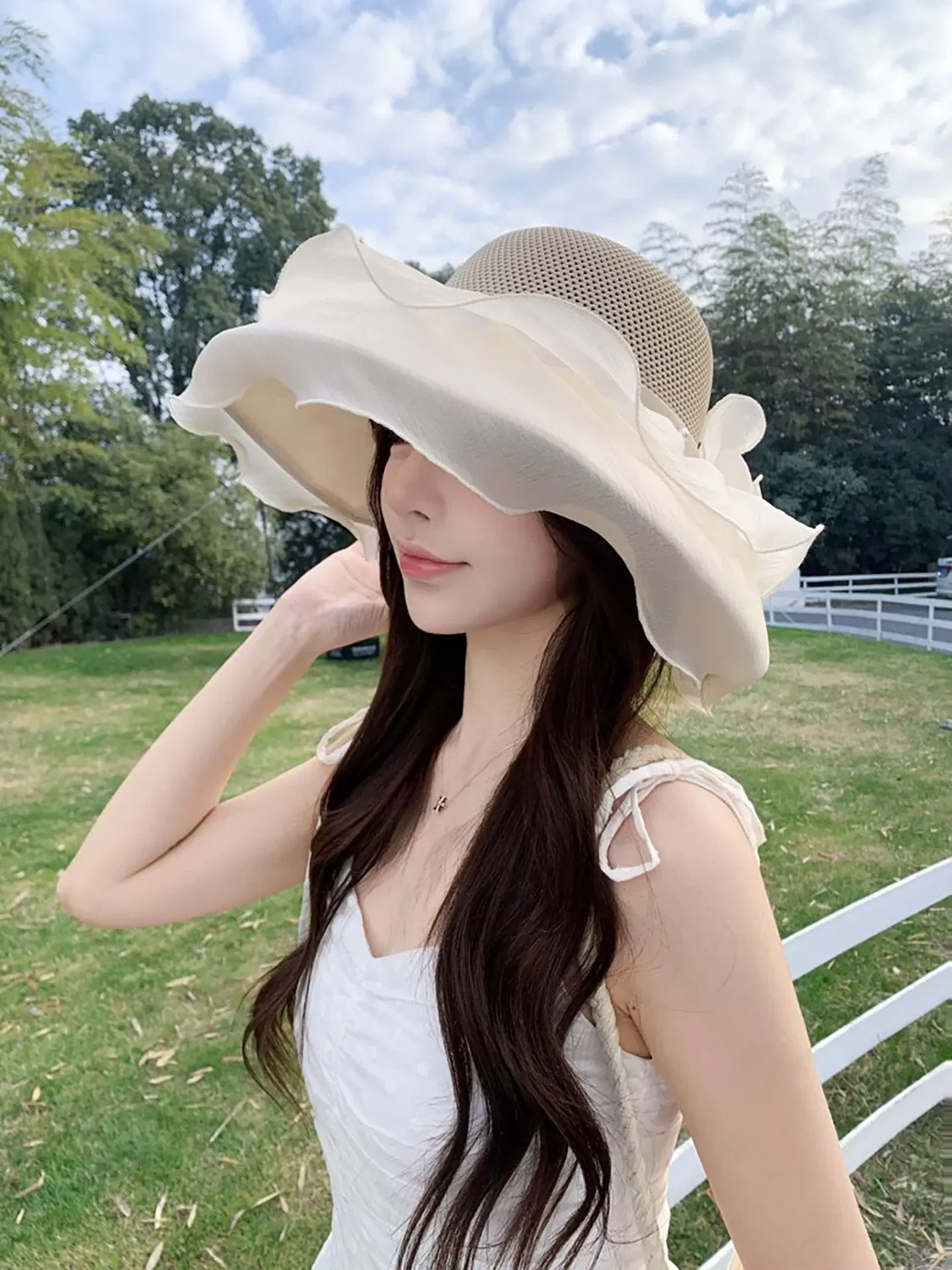 Fendi 芬迪 春夏透气遮阳帽女防晒防紫外线大檐遮脸渔夫帽 户外海边出游防晒帽
