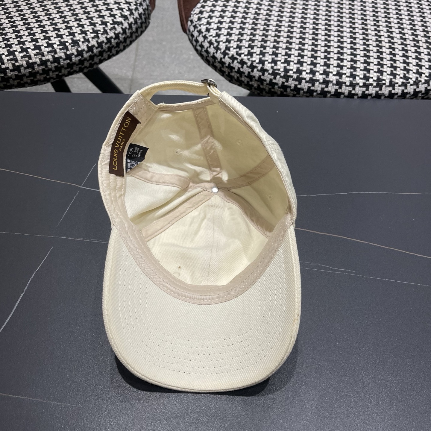LV(路易威登)洗水棒球帽，专柜1:1开模订制，轻盈透气！质量超赞，基础头围56，可调节。