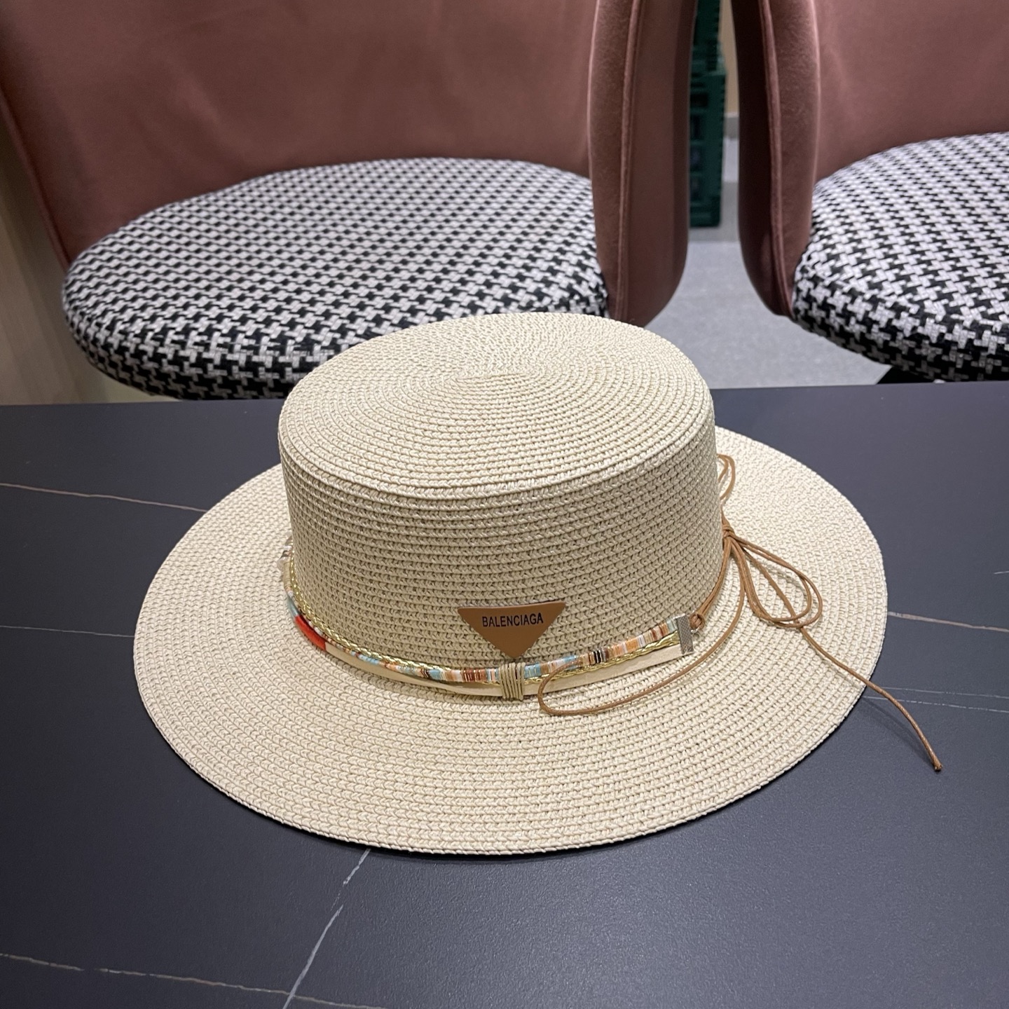 NO:764870,Balenciaga's early spring new flat-top Korean version is casual and fashionable. It has a tough texture and a very good feel. It is a must-have for celebrities!  Sun hat, straw hat, straw hat, bucket hat, baseball cap, hat, balenciaga, balenciaga, espadrilles, hats19860909Balenciaga（巴黎世家）早春新款平顶韩版休闲时尚,质地硬朗,手感非常好,名媛必备！遮阳帽草帽帽子草帽渔夫帽棒球帽,帽子,balenciaga,balenciaga,espadrilles,hats,hat