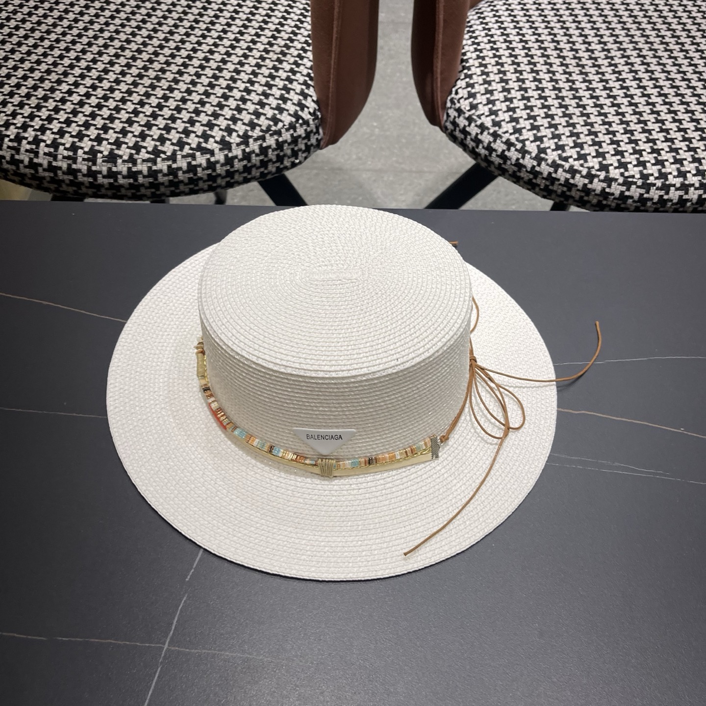 Balenciaga（巴黎世家）早春新款平顶韩版休闲时尚，质地硬朗，手感非常好，名媛必备！遮阳帽草帽