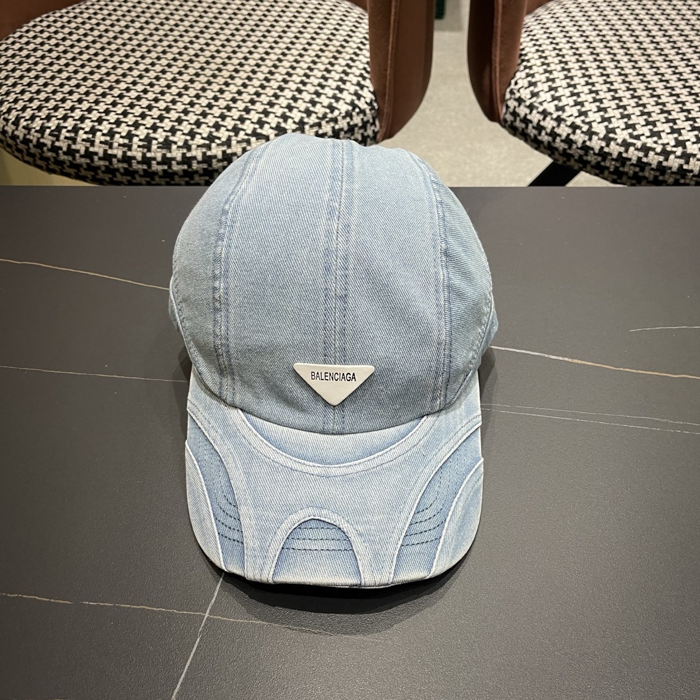 NO:764864,Balencia*a Balenciaga's new washed and distressed denim baseball cap is a simple, fashionable and super beautiful hat!  hat straw hat bucket hat baseball cap, hat, balenciaga, balenciaga, espadrilles, hats19860909Balencia*a 巴黎世家新款洗水做旧牛仔棒球帽 简约时尚超级无敌好看的帽子！帽子草帽渔夫帽棒球帽,帽子,balenciaga,balenciaga,espadrilles,hats,hat