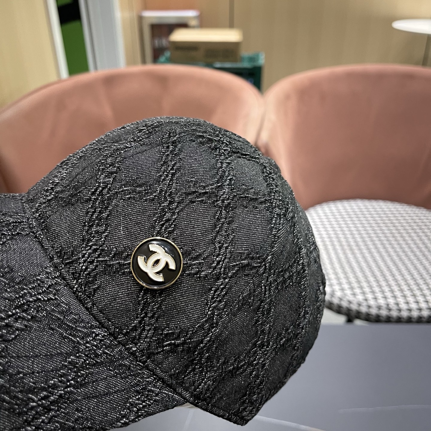 CHANEL香奈儿新款🆕复古款式棒球帽🧢🔸 节假日旅游带它出去美美哒❕ 中古款哟.这种帽子不容易撞款 😬