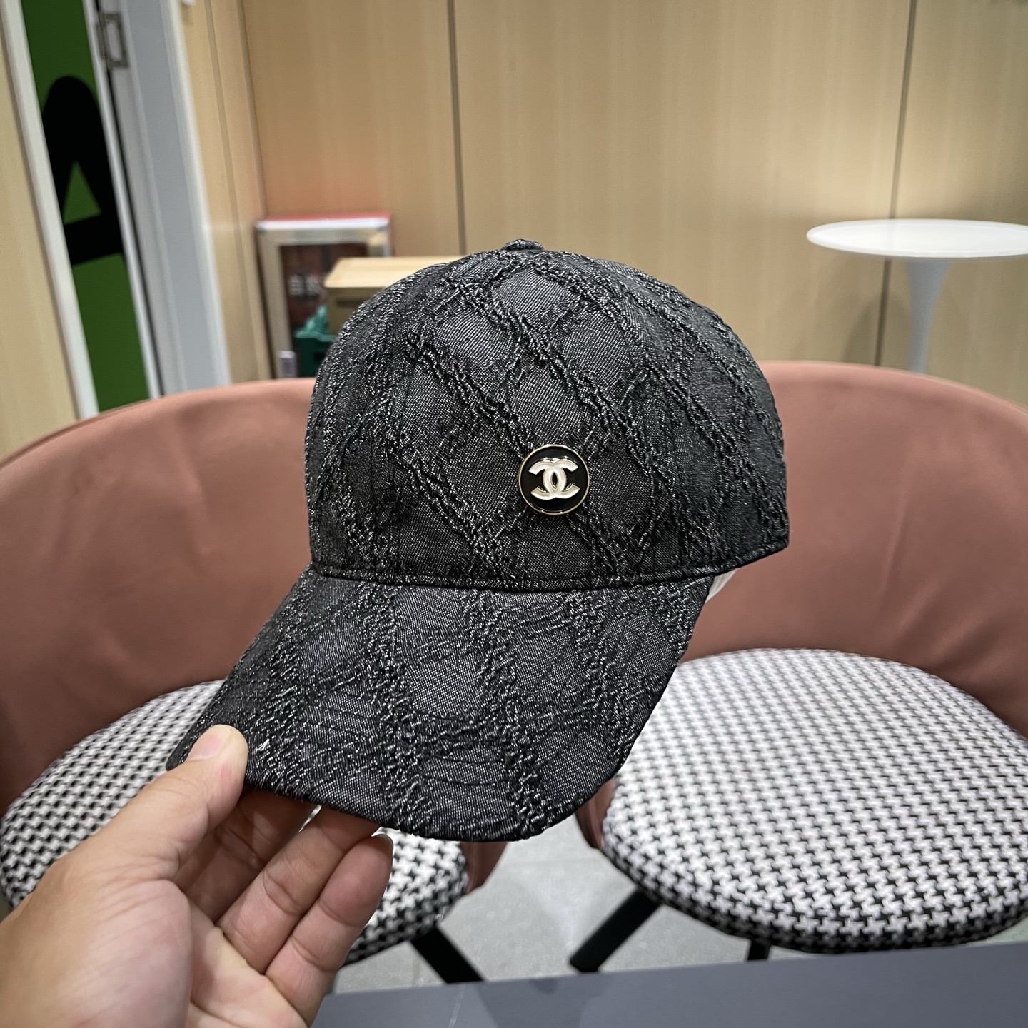 CHANEL香奈儿新款🆕复古款式棒球帽🧢🔸 节假日旅游带它出去美美哒❕ 中古款哟.这种帽子不容易撞款 😬