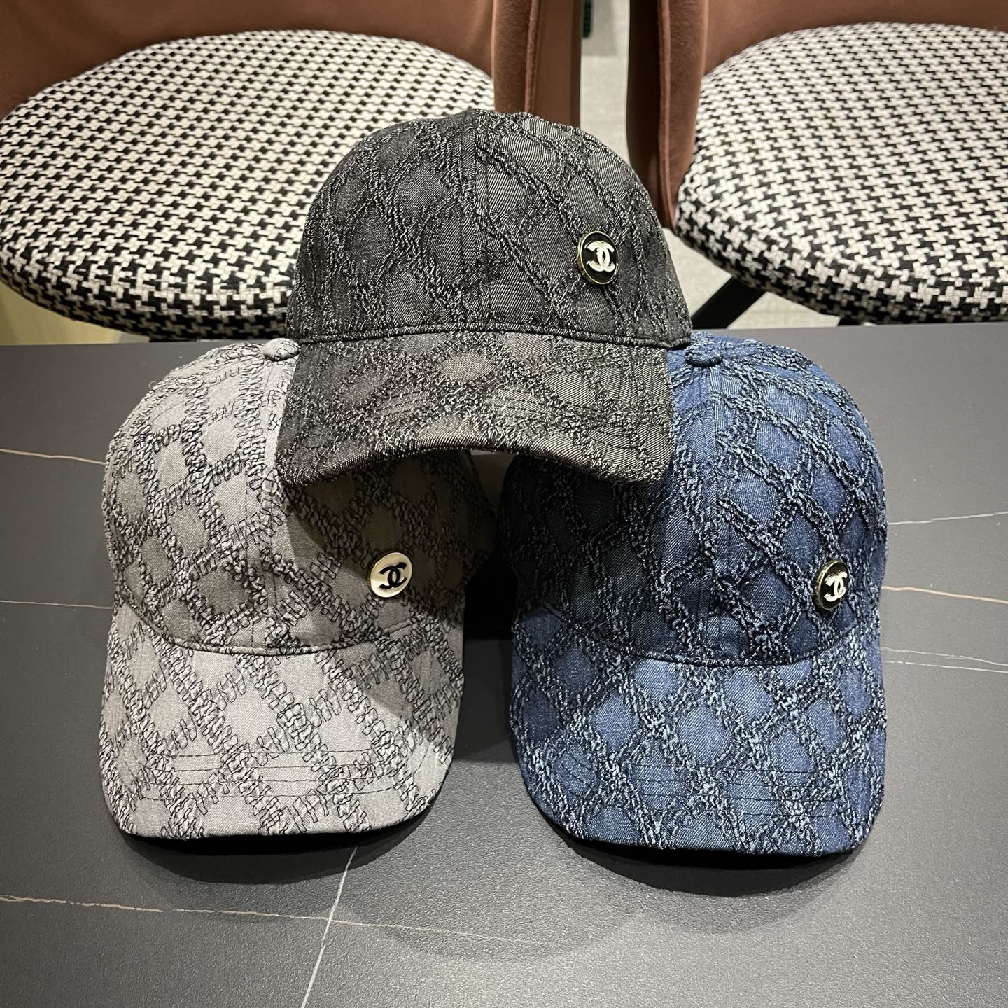 CHANEL香奈儿新款🆕复古款式棒球帽🧢🔸 节假日旅游带它出去美美哒❕ 中古款哟.这种帽子不容易撞款 😬