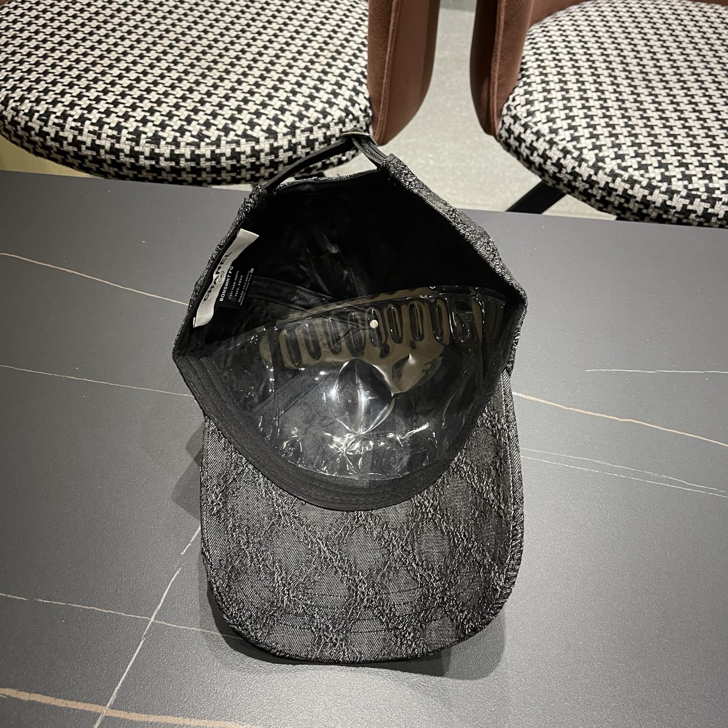 CHANEL香奈儿新款🆕复古款式棒球帽🧢🔸 节假日旅游带它出去美美哒❕ 中古款哟.这种帽子不容易撞款 😬