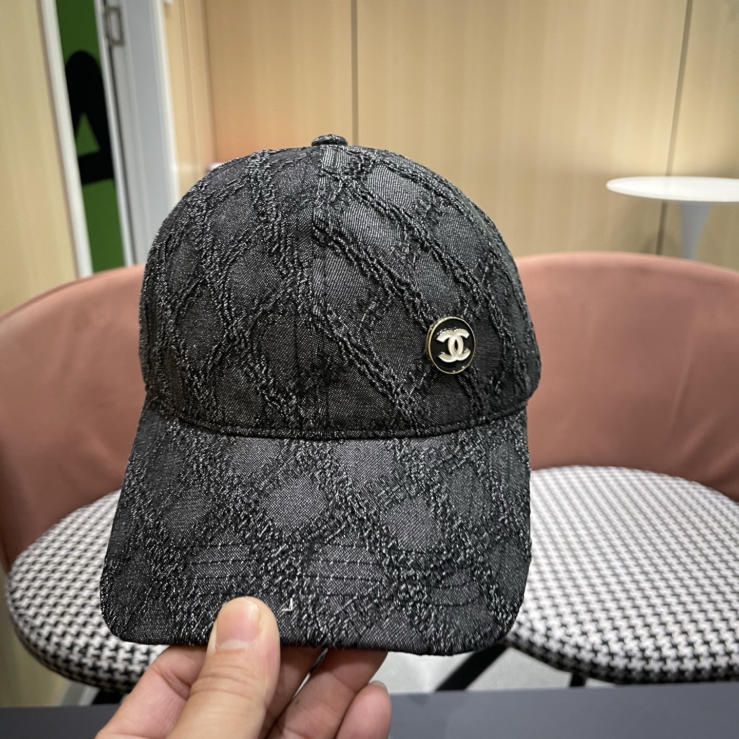 CHANEL香奈儿新款🆕复古款式棒球帽🧢🔸 节假日旅游带它出去美美哒❕ 中古款哟.这种帽子不容易撞款 😬