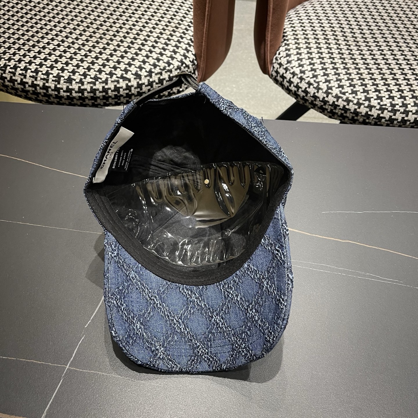 CHANEL香奈儿新款🆕复古款式棒球帽🧢🔸 节假日旅游带它出去美美哒❕ 中古款哟.这种帽子不容易撞款 😬