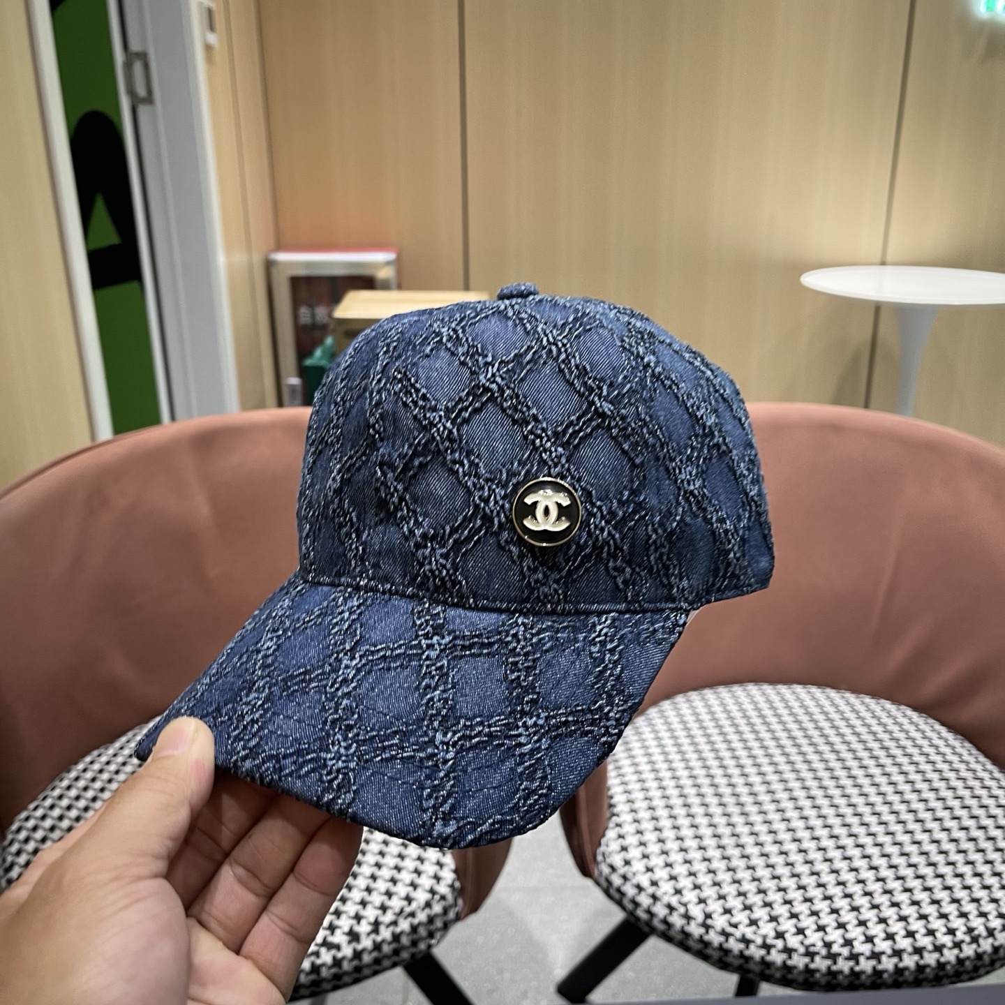 CHANEL香奈儿新款🆕复古款式棒球帽🧢🔸 节假日旅游带它出去美美哒❕ 中古款哟.这种帽子不容易撞款 😬