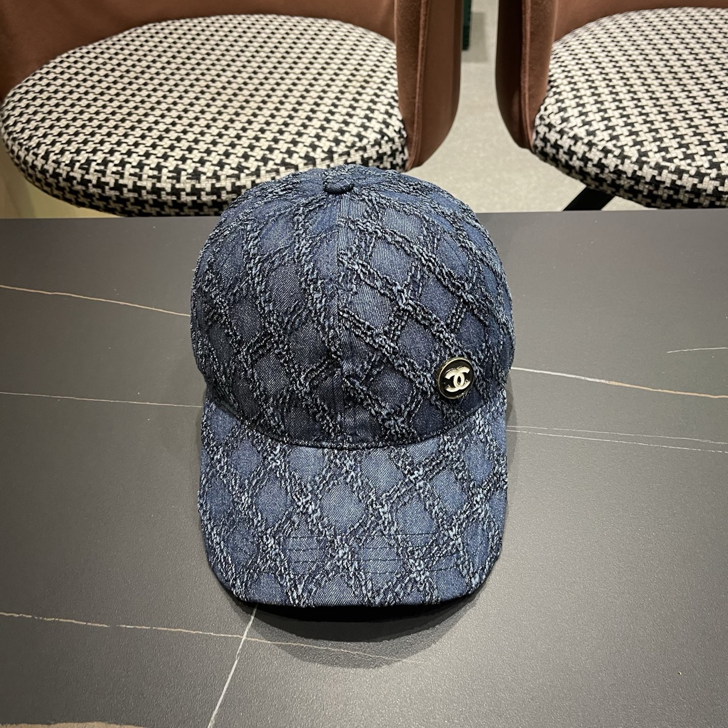 CHANEL香奈儿新款🆕复古款式棒球帽🧢🔸 节假日旅游带它出去美美哒❕ 中古款哟.这种帽子不容易撞款 😬