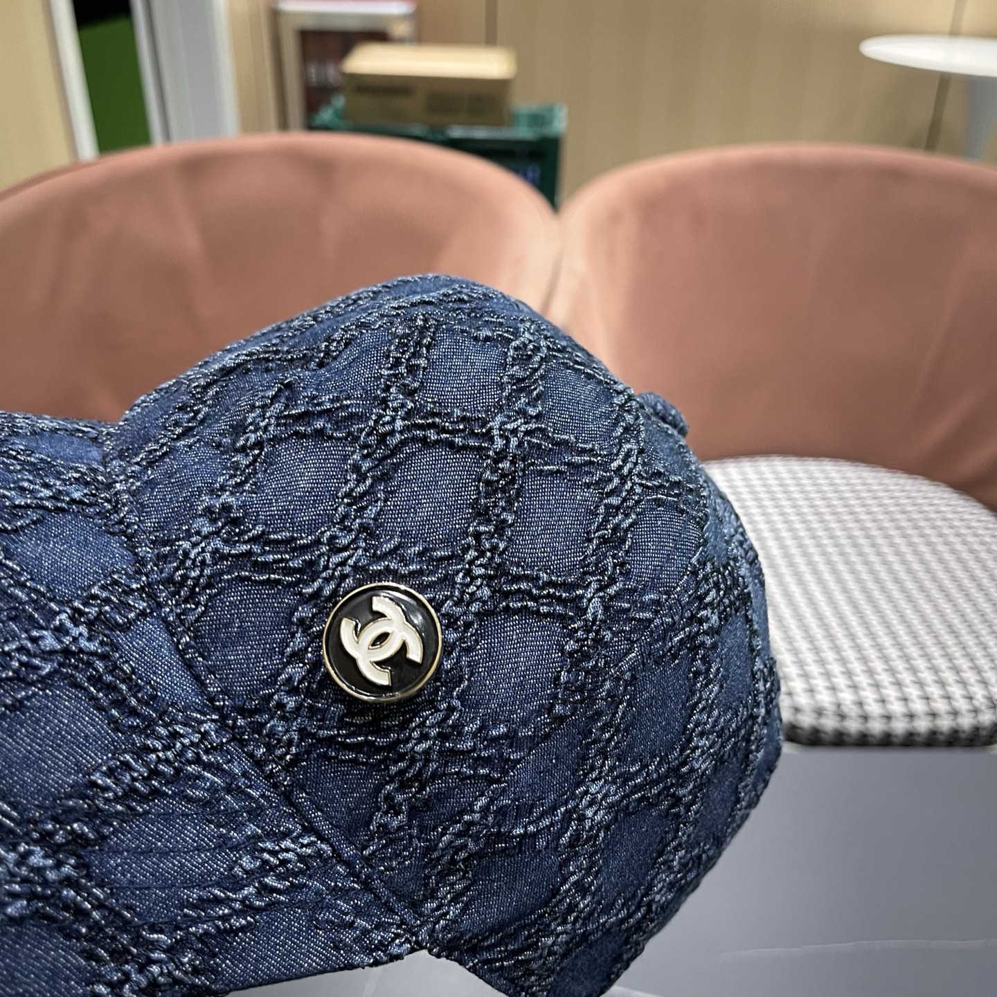 CHANEL香奈儿新款🆕复古款式棒球帽🧢🔸 节假日旅游带它出去美美哒❕ 中古款哟.这种帽子不容易撞款 😬