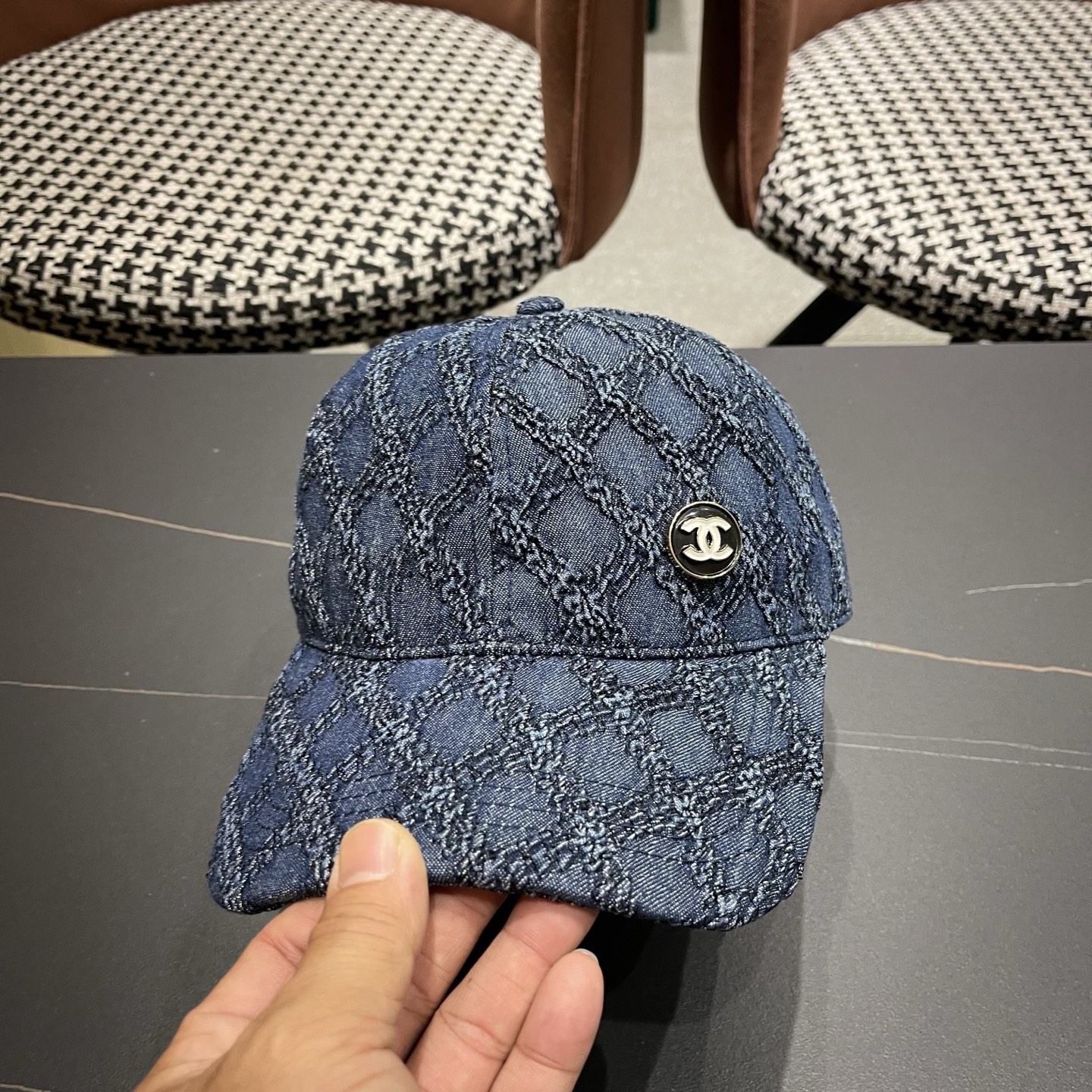 CHANEL香奈儿新款🆕复古款式棒球帽🧢🔸 节假日旅游带它出去美美哒❕ 中古款哟.这种帽子不容易撞款 😬