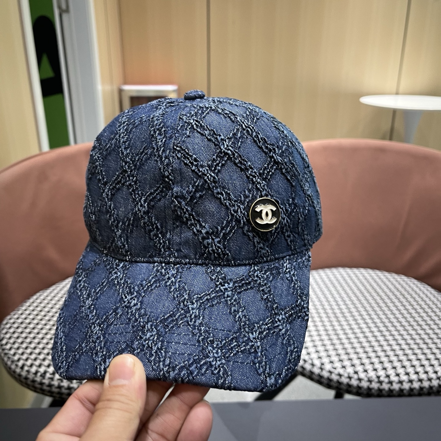 CHANEL香奈儿新款🆕复古款式棒球帽🧢🔸 节假日旅游带它出去美美哒❕ 中古款哟.这种帽子不容易撞款 😬