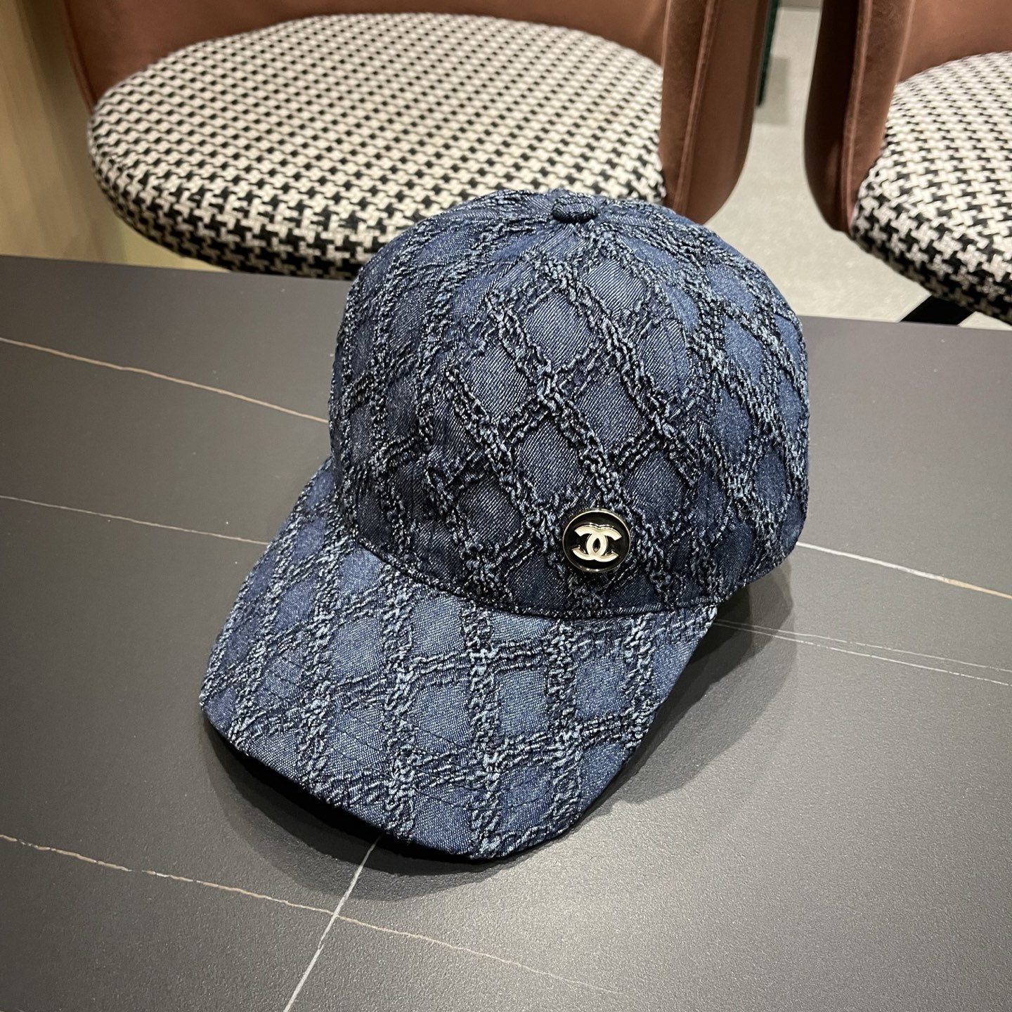 CHANEL香奈儿新款🆕复古款式棒球帽🧢🔸 节假日旅游带它出去美美哒❕ 中古款哟.这种帽子不容易撞款 😬