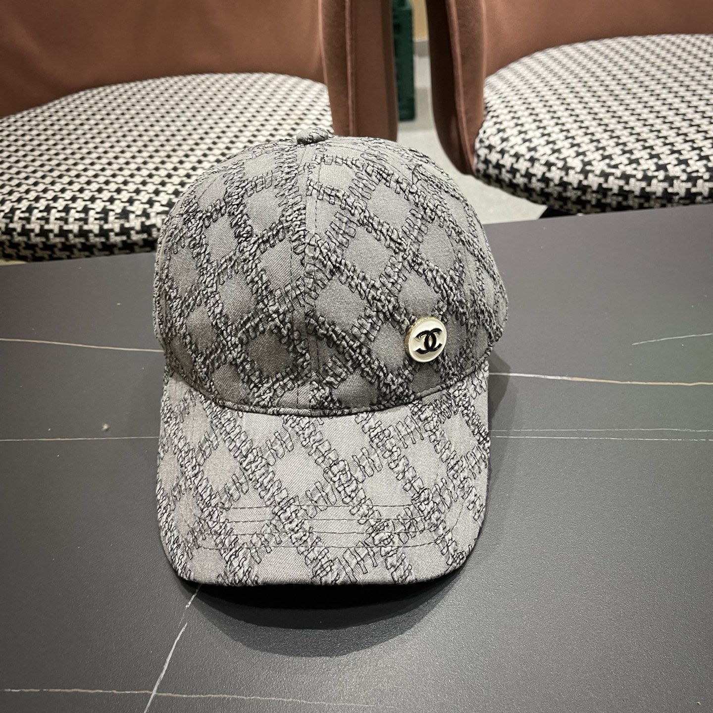 CHANEL香奈儿新款🆕复古款式棒球帽🧢🔸 节假日旅游带它出去美美哒❕ 中古款哟.这种帽子不容易撞款 😬