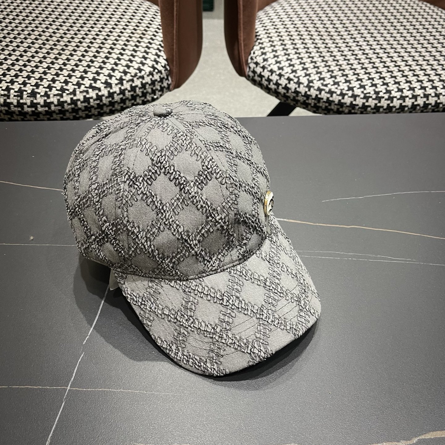 CHANEL香奈儿新款🆕复古款式棒球帽🧢🔸 节假日旅游带它出去美美哒❕ 中古款哟.这种帽子不容易撞款 😬