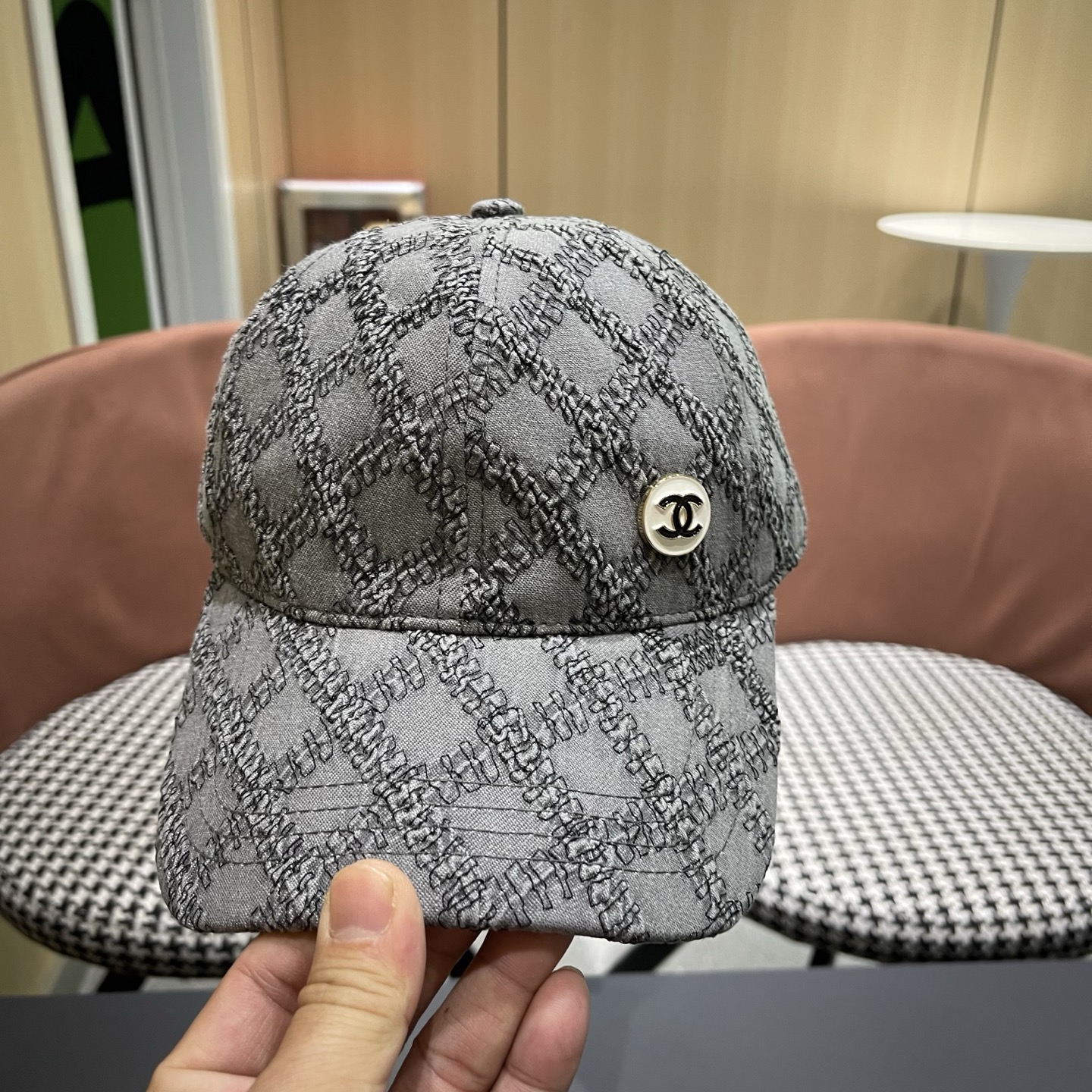 CHANEL香奈儿新款🆕复古款式棒球帽🧢🔸 节假日旅游带它出去美美哒❕ 中古款哟.这种帽子不容易撞款 😬