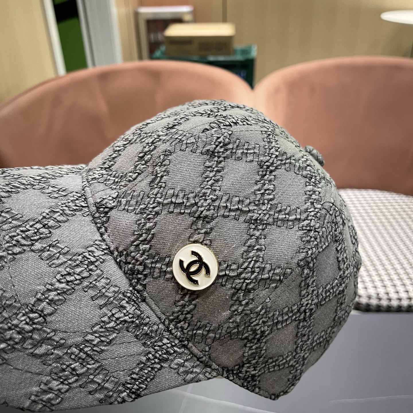 CHANEL香奈儿新款🆕复古款式棒球帽🧢🔸 节假日旅游带它出去美美哒❕ 中古款哟.这种帽子不容易撞款 😬