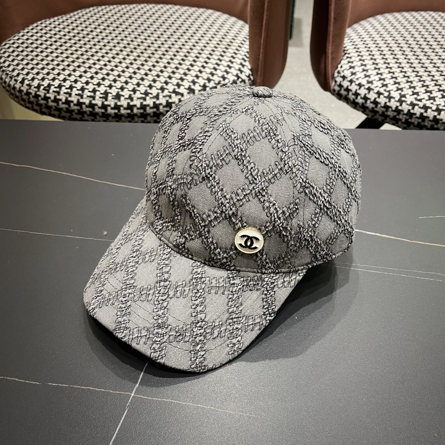 CHANEL香奈儿新款🆕复古款式棒球帽🧢🔸 节假日旅游带它出去美美哒❕ 中古款哟.这种帽子不容易撞款 😬