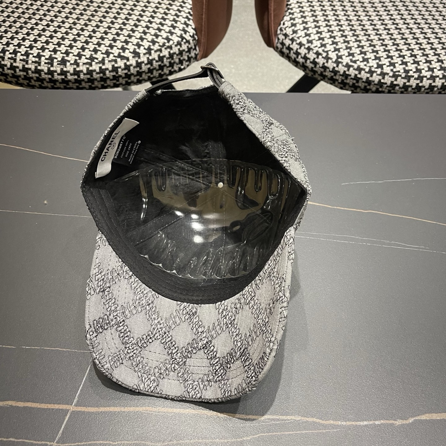 CHANEL香奈儿新款🆕复古款式棒球帽🧢🔸 节假日旅游带它出去美美哒❕ 中古款哟.这种帽子不容易撞款 😬