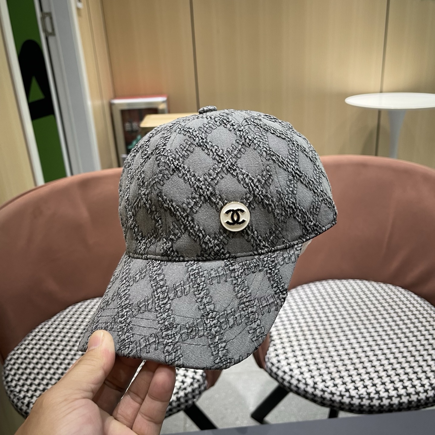 CHANEL香奈儿新款🆕复古款式棒球帽🧢🔸 节假日旅游带它出去美美哒❕ 中古款哟.这种帽子不容易撞款 😬