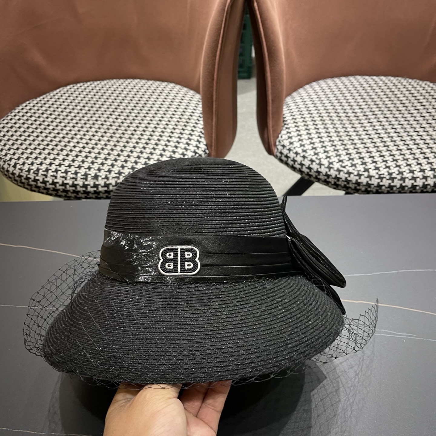 BALENCIAGA巴黎世家草帽新款韩系蝴蝶结草帽后开叉渔夫帽女 士海边沙滩帽遮阳帽 
