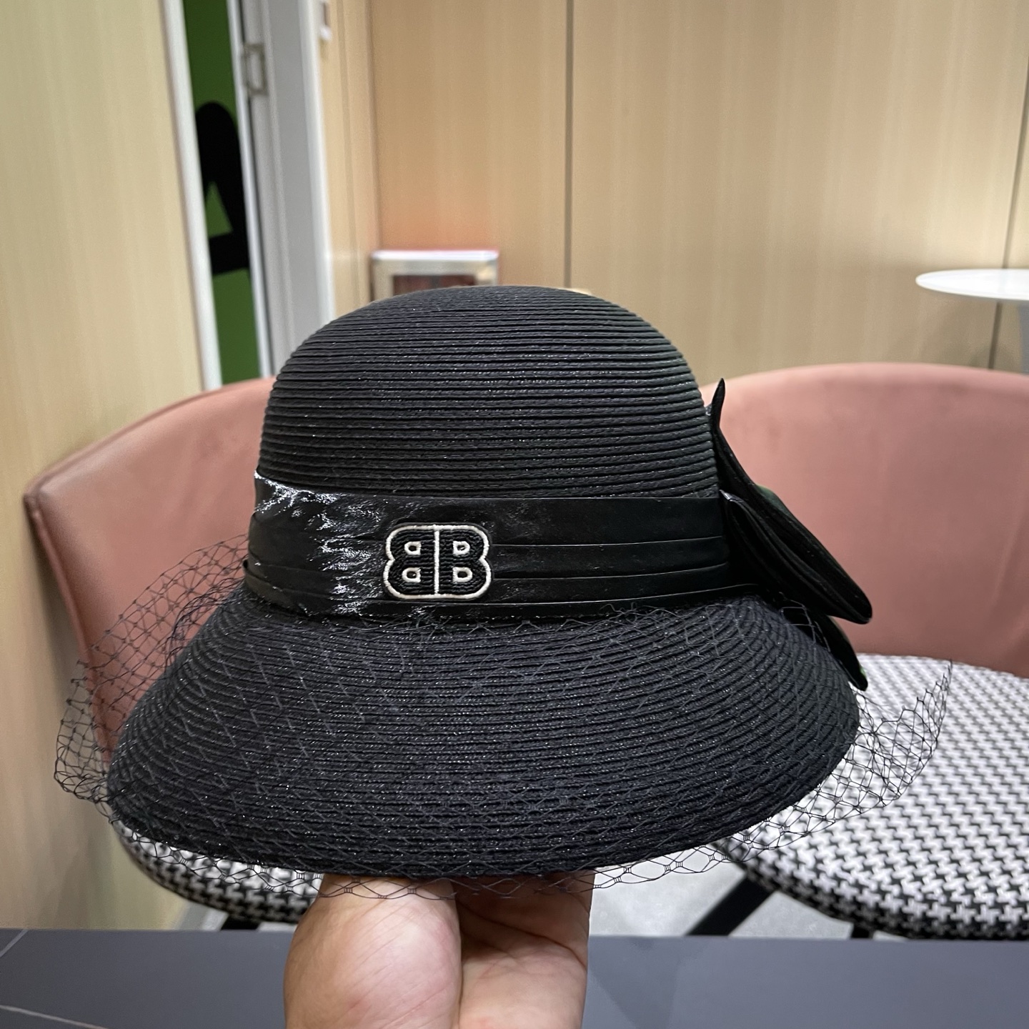 BALENCIAGA巴黎世家草帽新款韩系蝴蝶结草帽后开叉渔夫帽女 士海边沙滩帽遮阳帽 