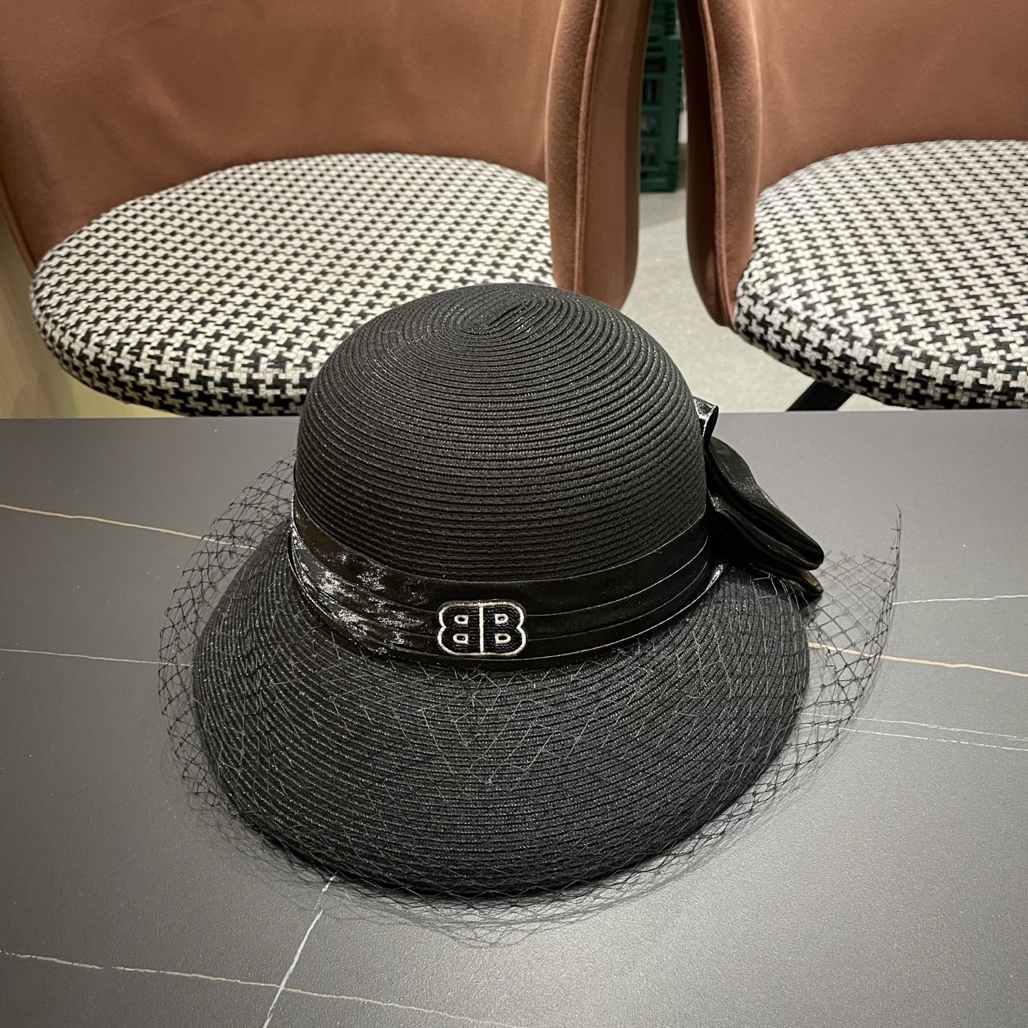 BALENCIAGA巴黎世家草帽新款韩系蝴蝶结草帽后开叉渔夫帽女 士海边沙滩帽遮阳帽 