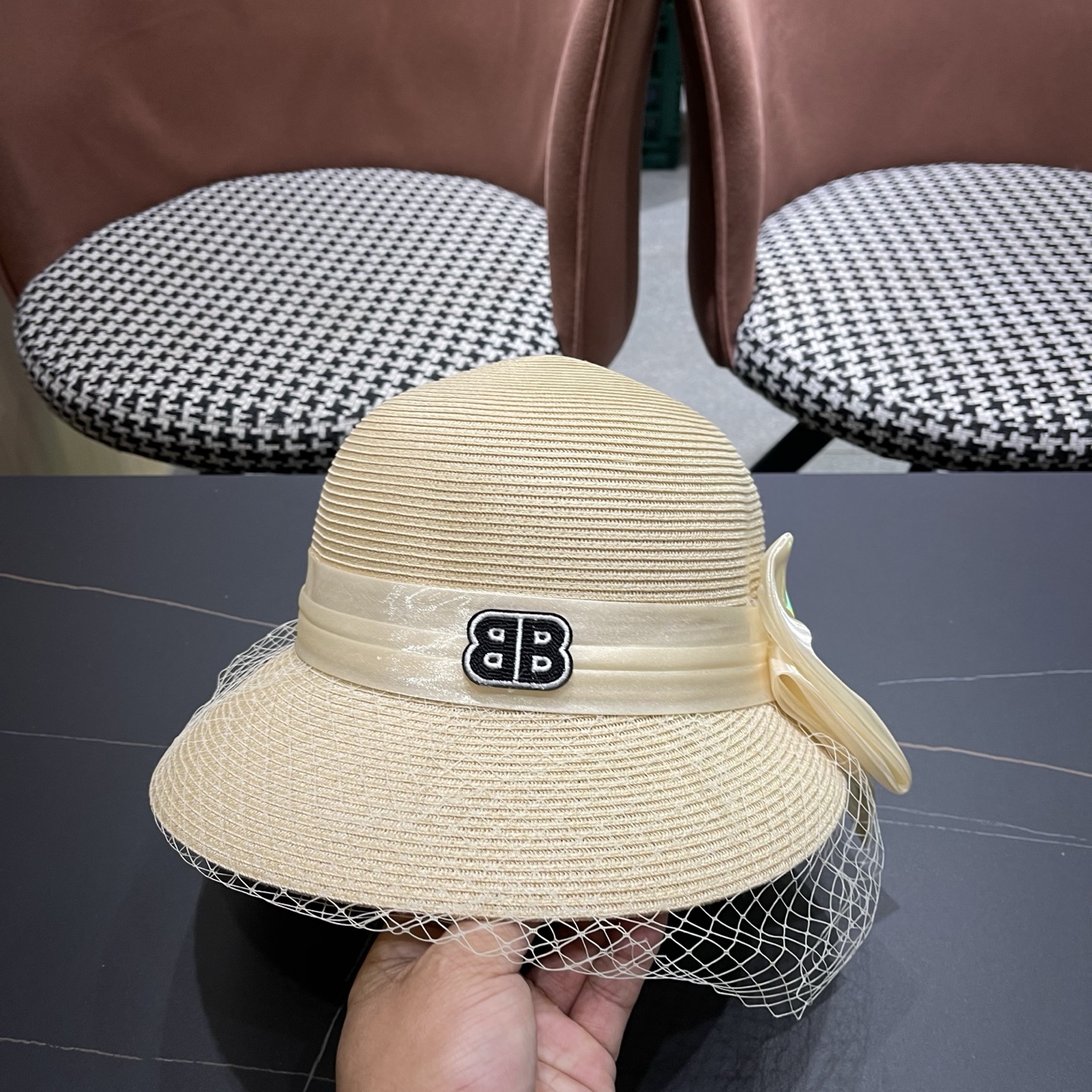 BALENCIAGA巴黎世家草帽新款韩系蝴蝶结草帽后开叉渔夫帽女 士海边沙滩帽遮阳帽 
