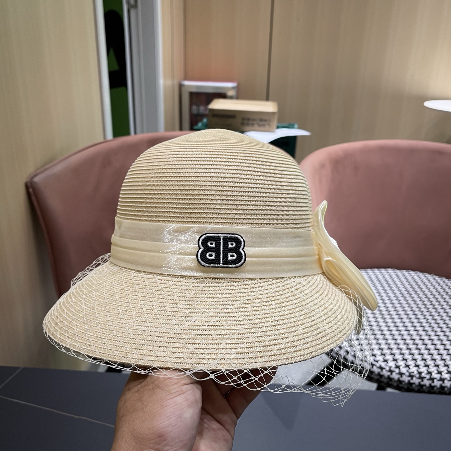 BALENCIAGA巴黎世家草帽新款韩系蝴蝶结草帽后开叉渔夫帽女 士海边沙滩帽遮阳帽 