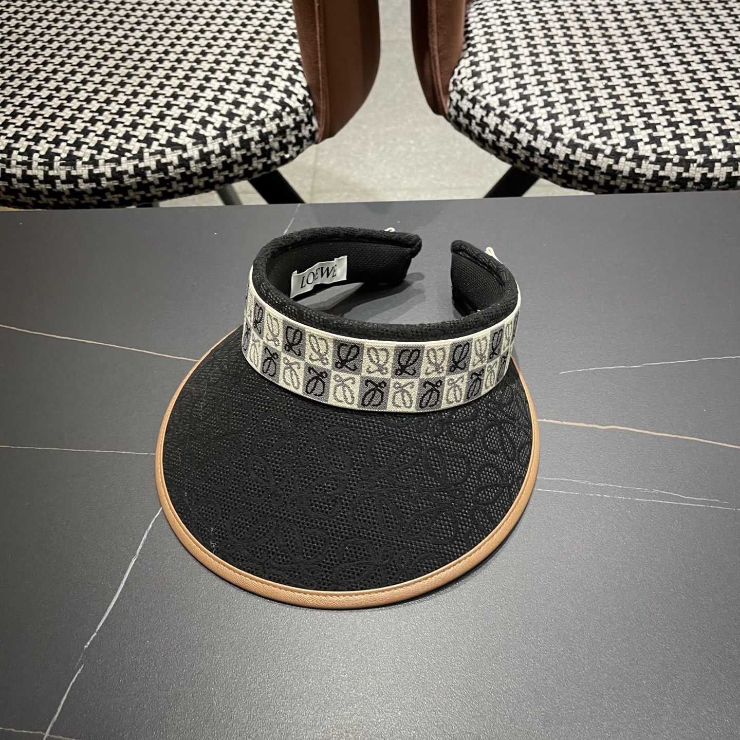 NO:755682,LOEWE summer European and American style big-name classic dark pattern empty hat for women, fashionable and versatile sun protection hat, small sun hat, straw hat, fisherman hat, baseball cap, hat, loewe, loewe, espadrilles, hats19860909罗意威LOEWE 夏季欧美风大牌感经典暗纹空顶帽女时尚百搭防晒帽显脸小太阳帽子帽子草帽渔夫帽棒球帽,帽子,loewe,loewe,espadrilles,hats,hat