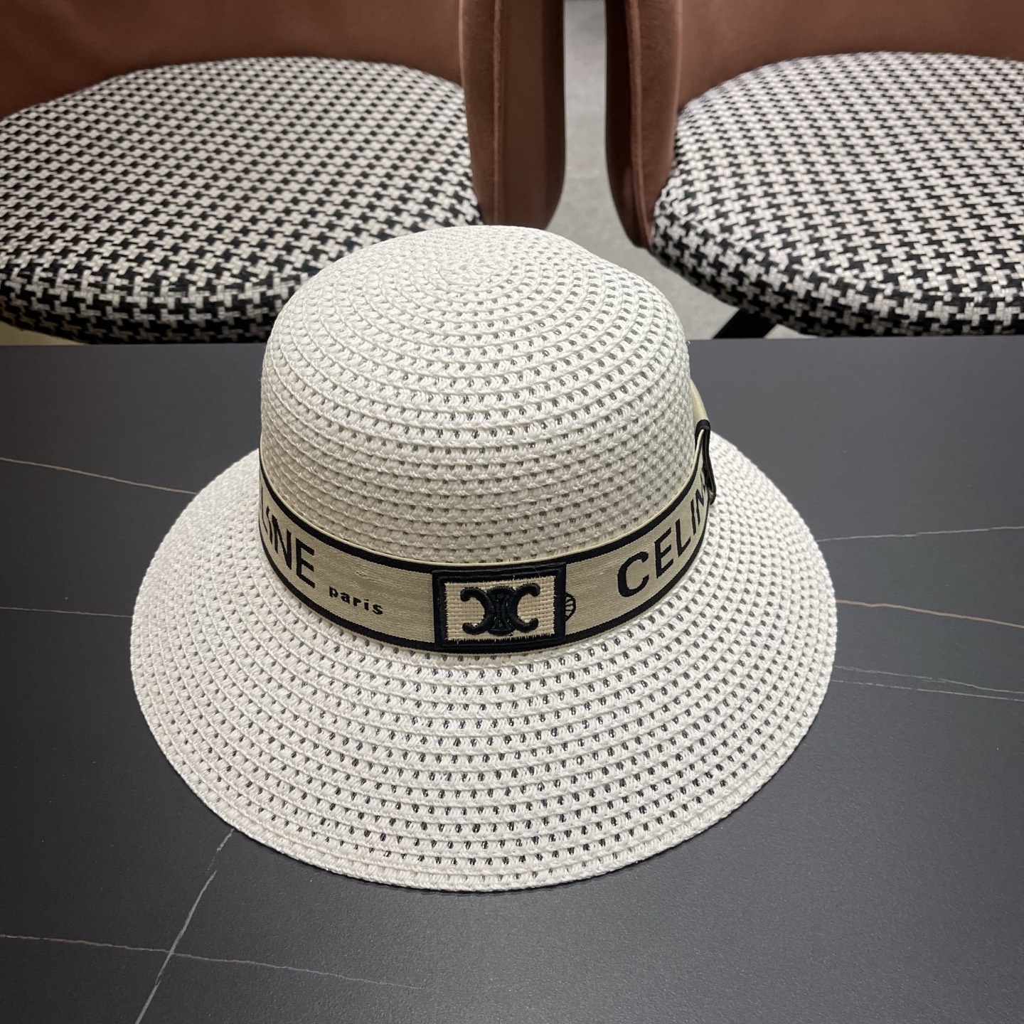 NO:755684,[CELINE Celine] New style hollow woven straw hat with webbing, a must-have for vacation and leisure, an elegant and elegant straw hat, fisherman hat, baseball cap, hat, celine, celine, espadrilles, hats19860909【CELINE赛琳】新款织带款镂空编织草帽,度假休闲必备,优雅大方的一款帽子草帽渔夫帽棒球帽,帽子,celine,celine,espadrilles,hats,hat