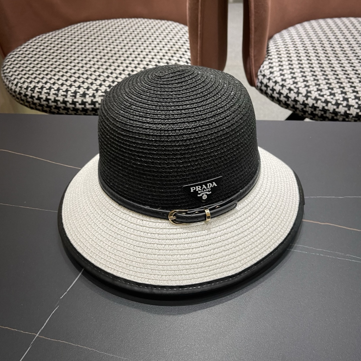 普拉达Prada 新款装饰草编水桶帽夏季出游透气遮阳帽子日系百搭草帽