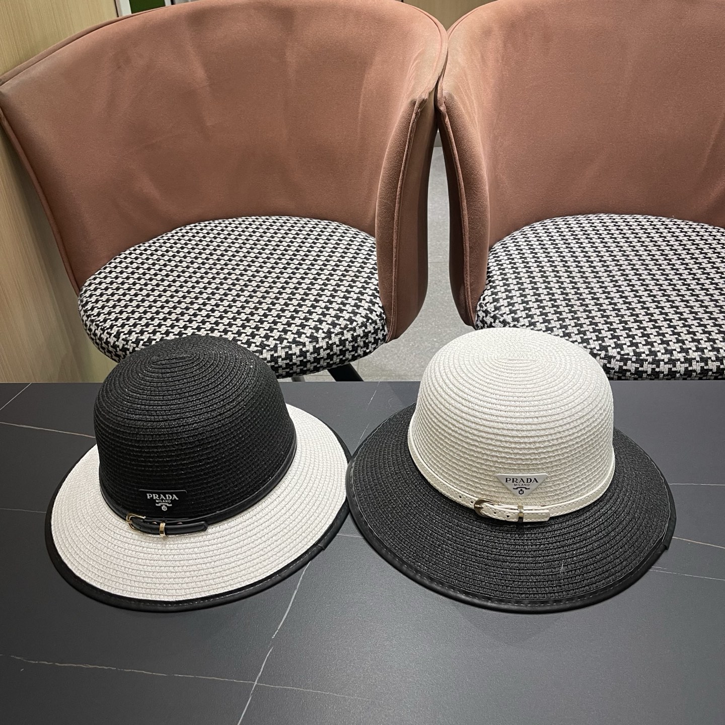 普拉达Prada 新款装饰草编水桶帽夏季出游透气遮阳帽子日系百搭草帽