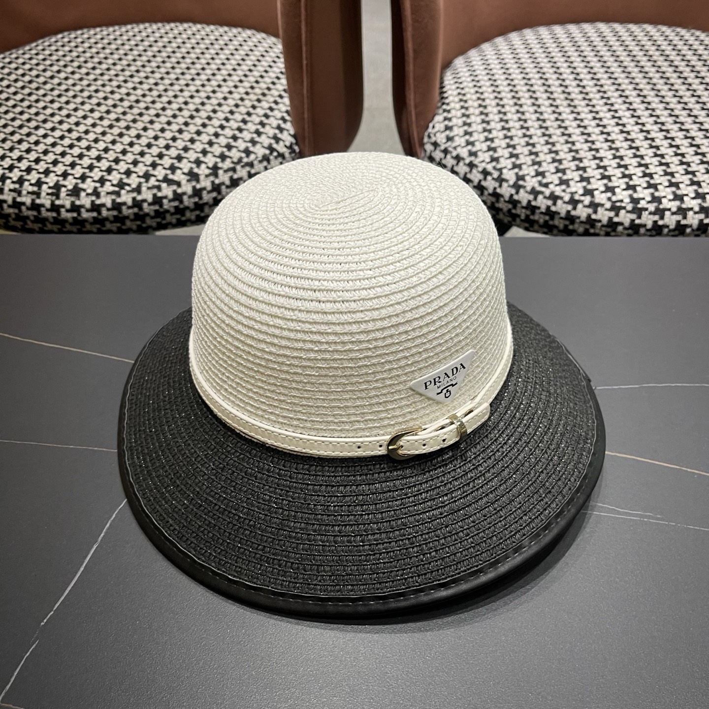 普拉达Prada 新款装饰草编水桶帽夏季出游透气遮阳帽子日系百搭草帽
