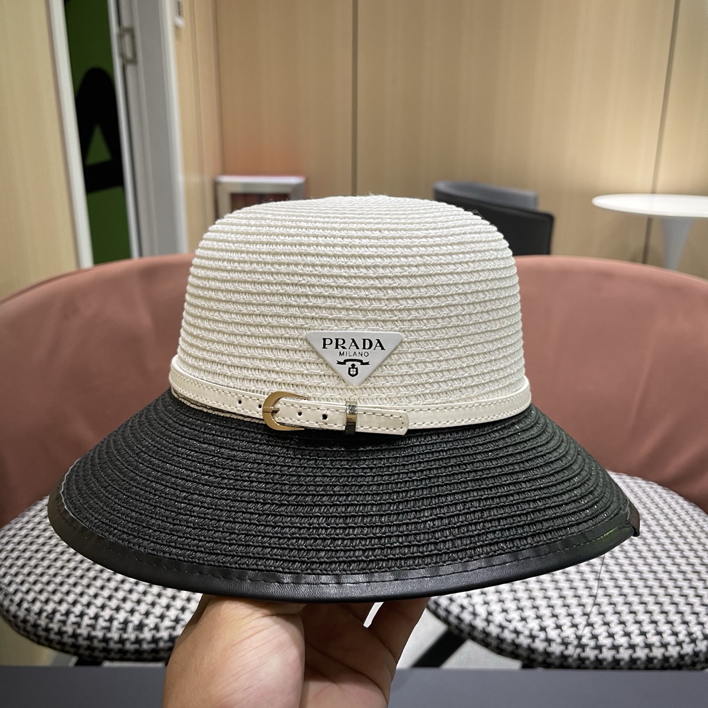 普拉达Prada 新款装饰草编水桶帽夏季出游透气遮阳帽子日系百搭草帽