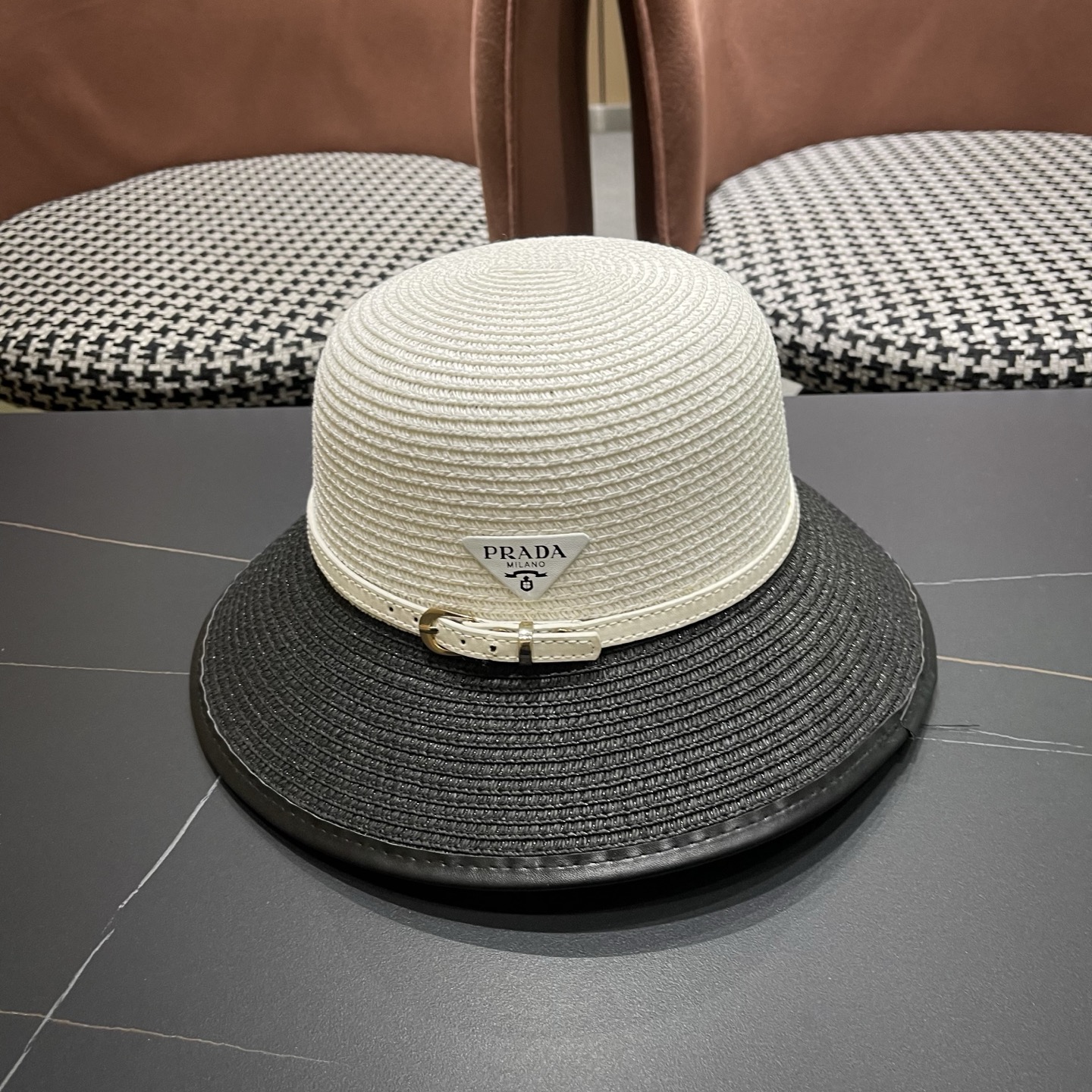 普拉达Prada 新款装饰草编水桶帽夏季出游透气遮阳帽子日系百搭草帽