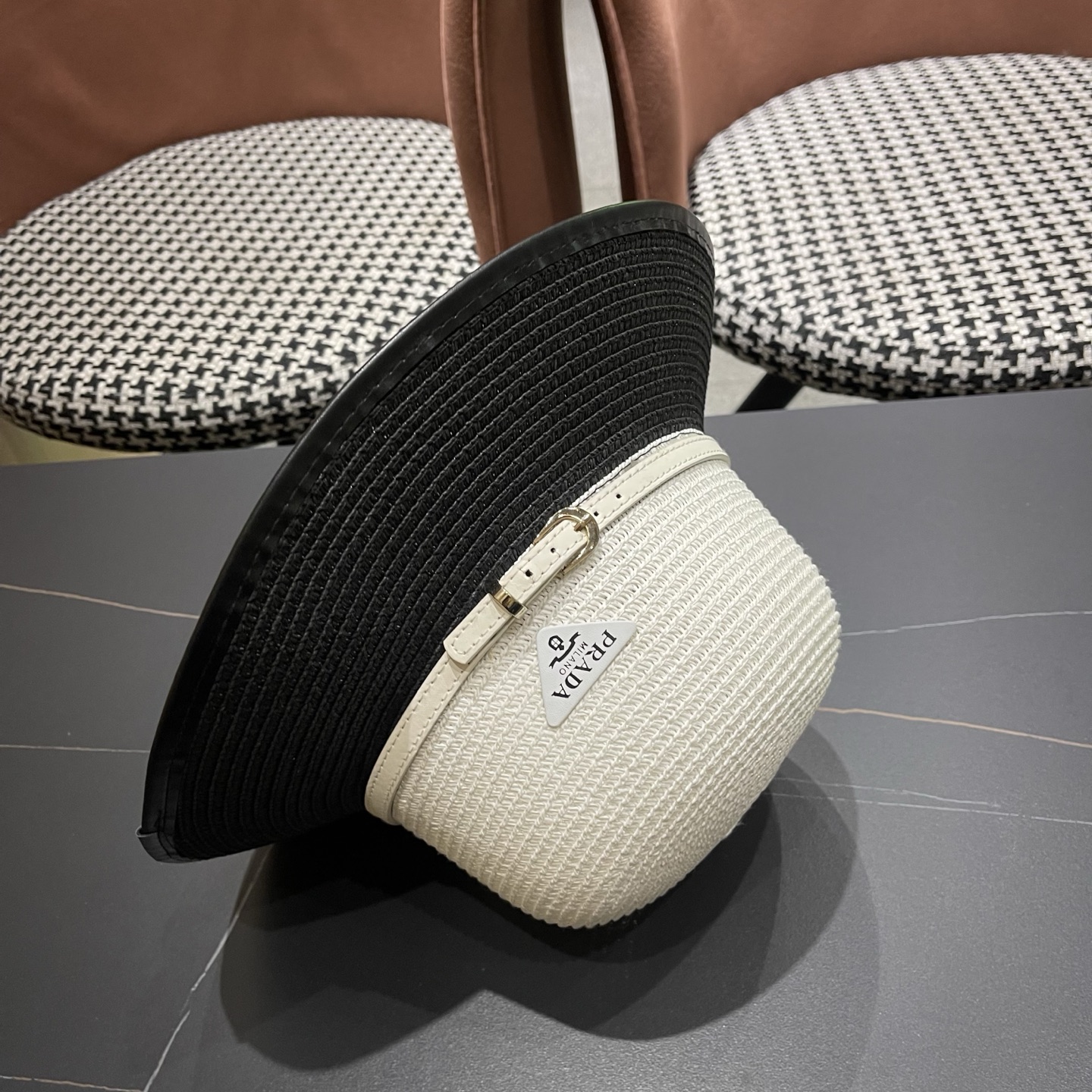 普拉达Prada 新款装饰草编水桶帽夏季出游透气遮阳帽子日系百搭草帽